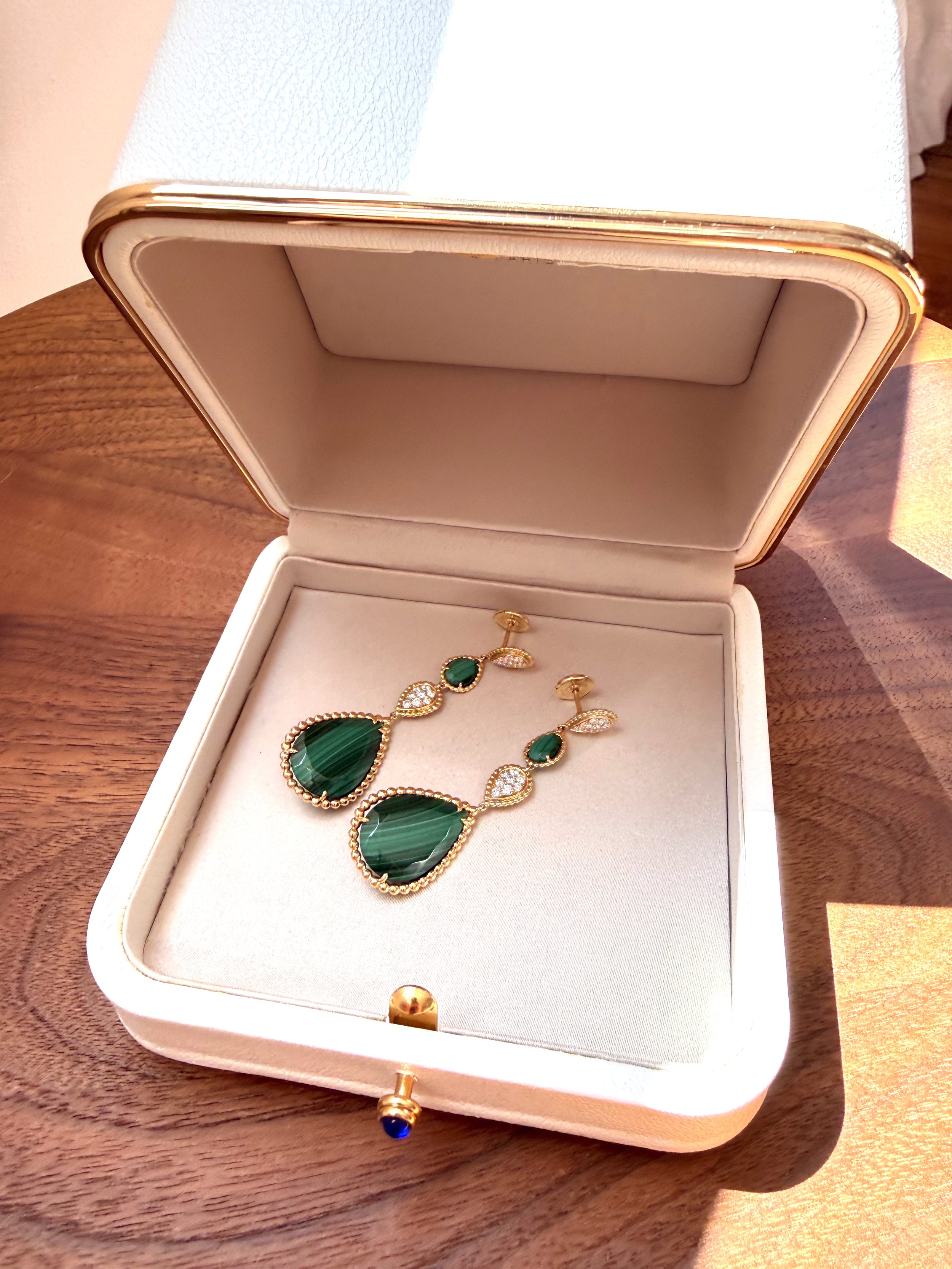 ADR3146-boucles-doreilles-pendantes-or-jaune-malachite-diamants-serpent-boheme2 copy.jpg