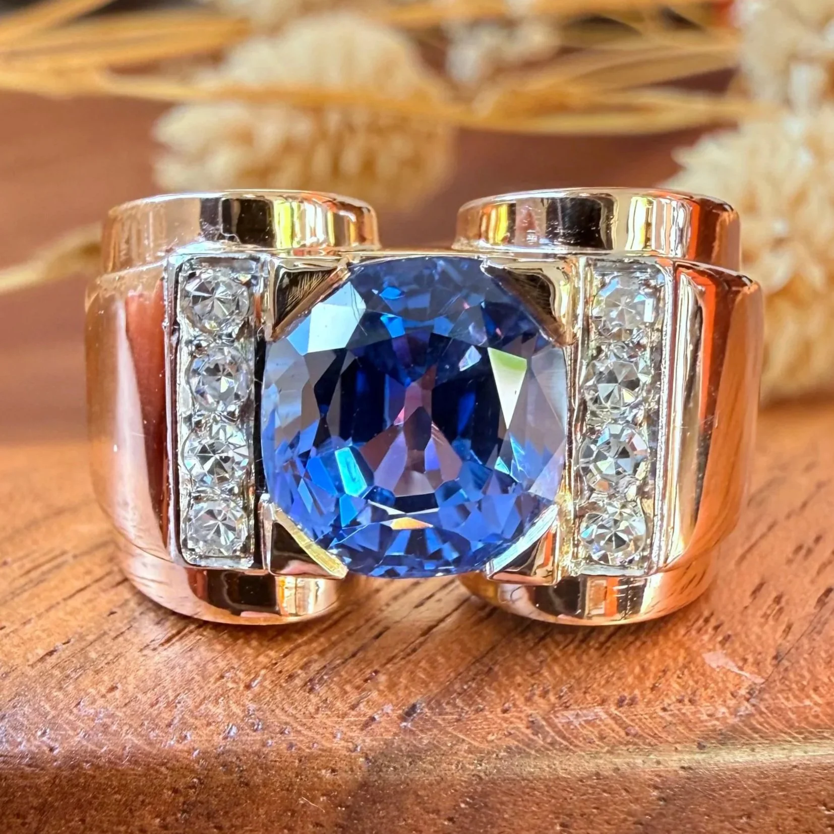 "La Merveille" Rare bague Tank en or jaune, saphir naturel de Ceylan et diamants