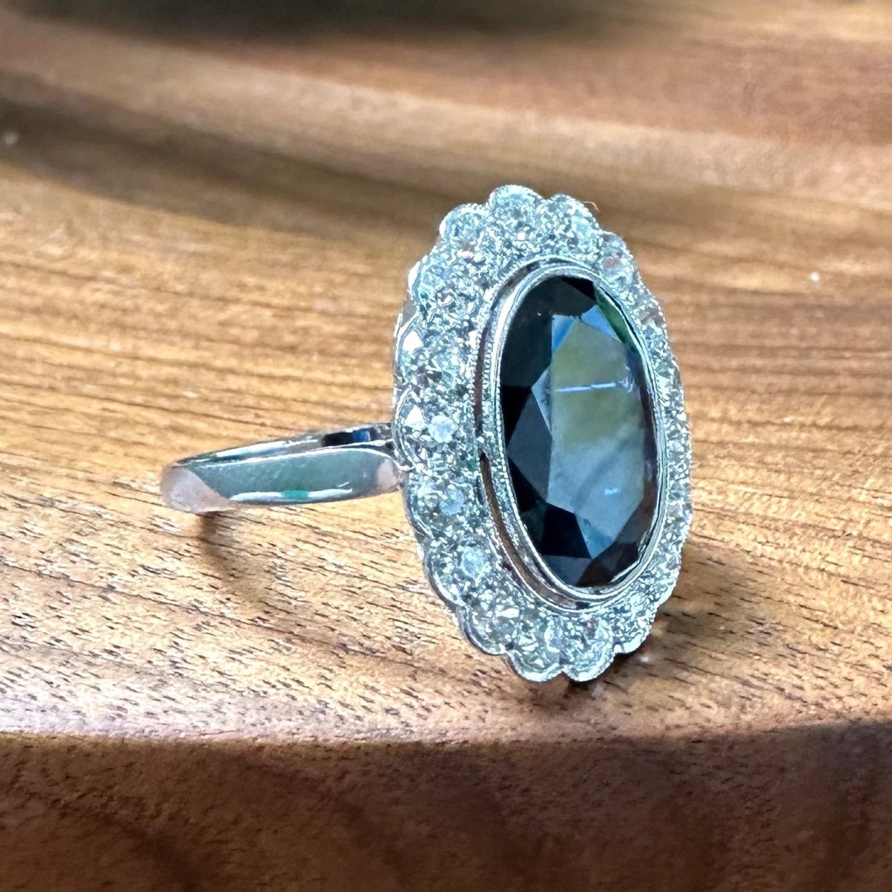 ADR2496-Bague-ancienne-vintage-platine-saphir-ovale-entourage-diamants-saphir-fonce-mariage-fiancailles-ido-demande-en-mariage-shesaidyes-top-dix-bague-fiancailles-vintage-bijoux-anciens-paris-laura-fleur2.jpg