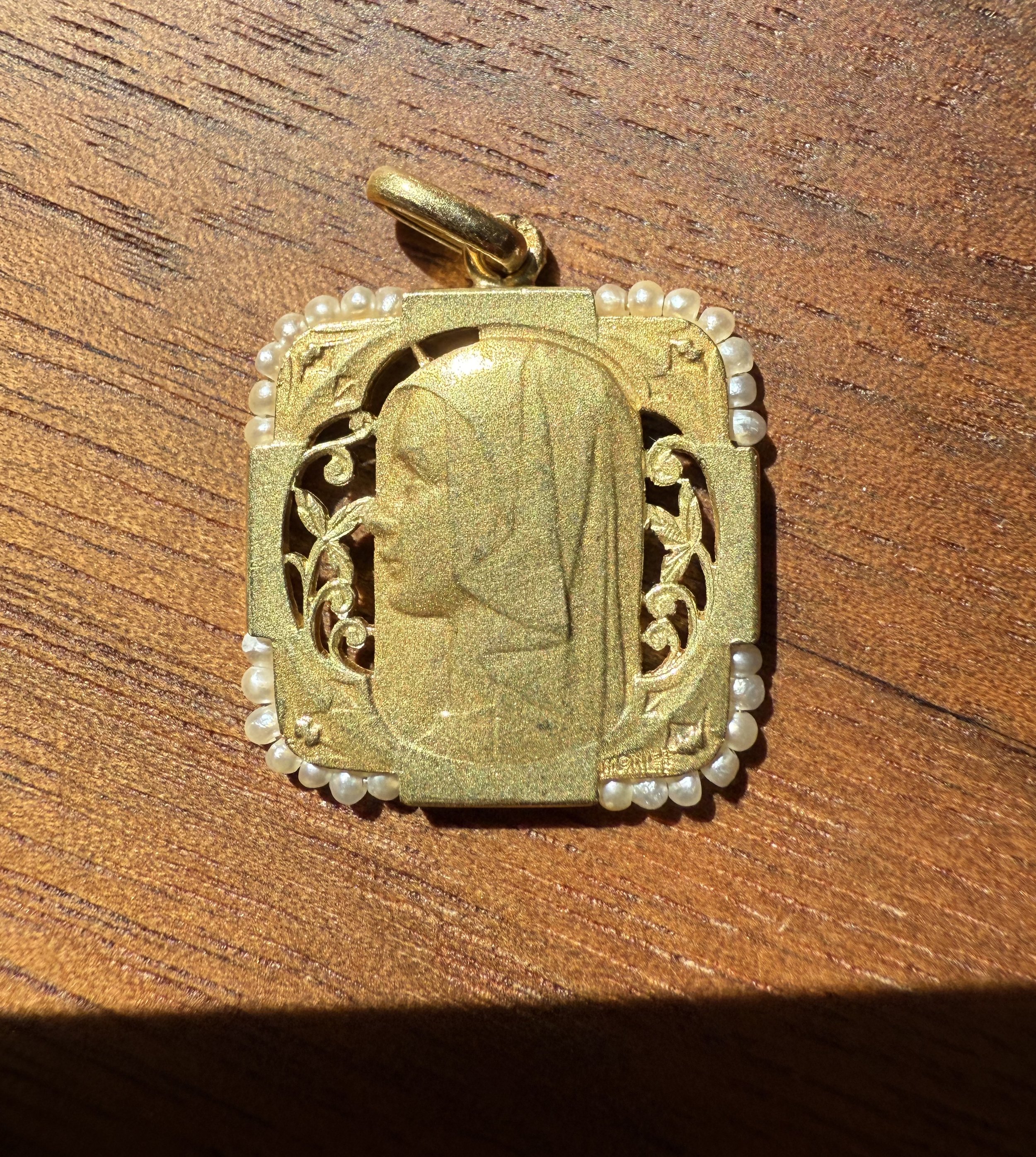 Emile Monier, Très jolie médaille ancienne de la vierge de forme carrés aux bords arrondis, avec des petites perles supposées fines