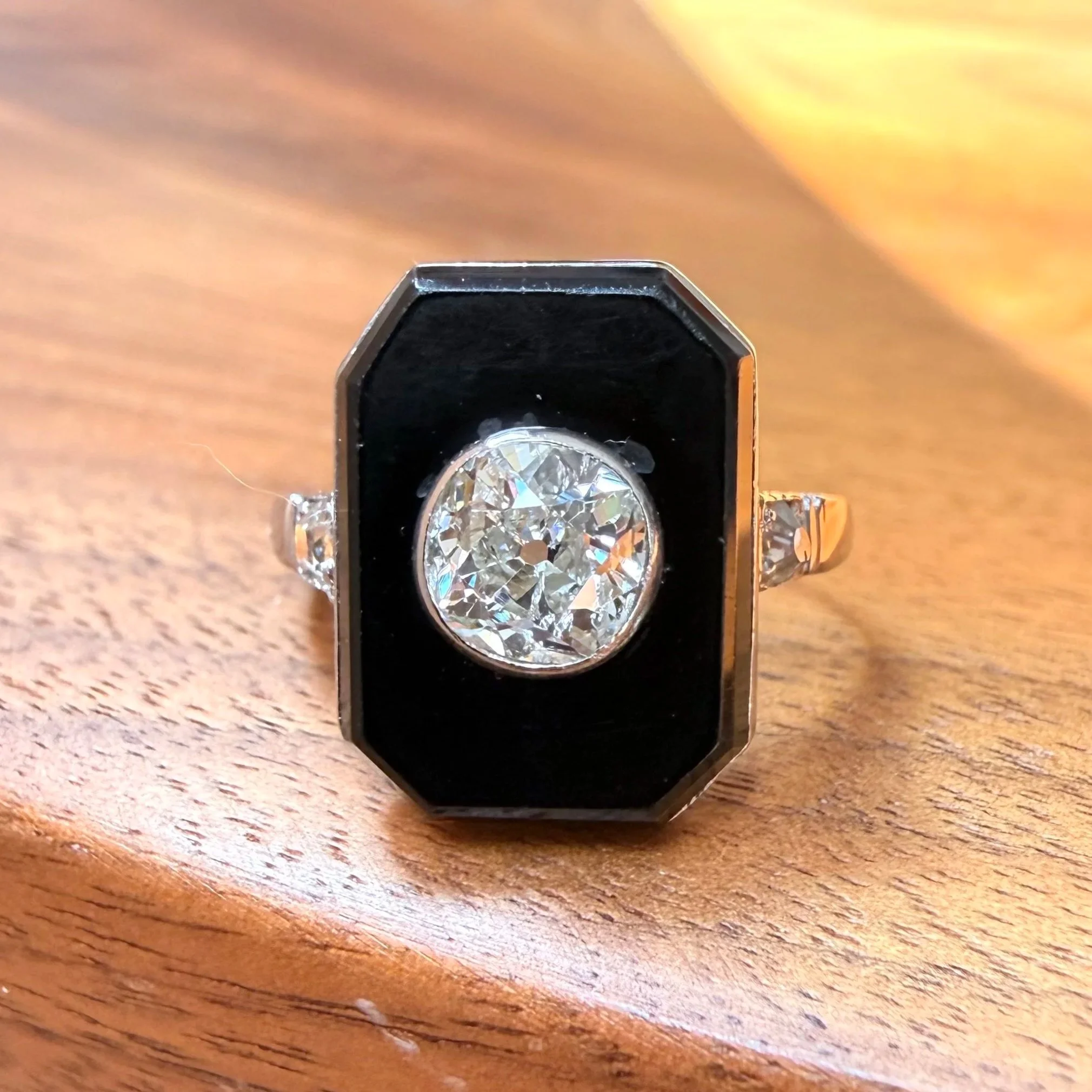 "La Gala" Bague ancienne en platine, onyx et diamants