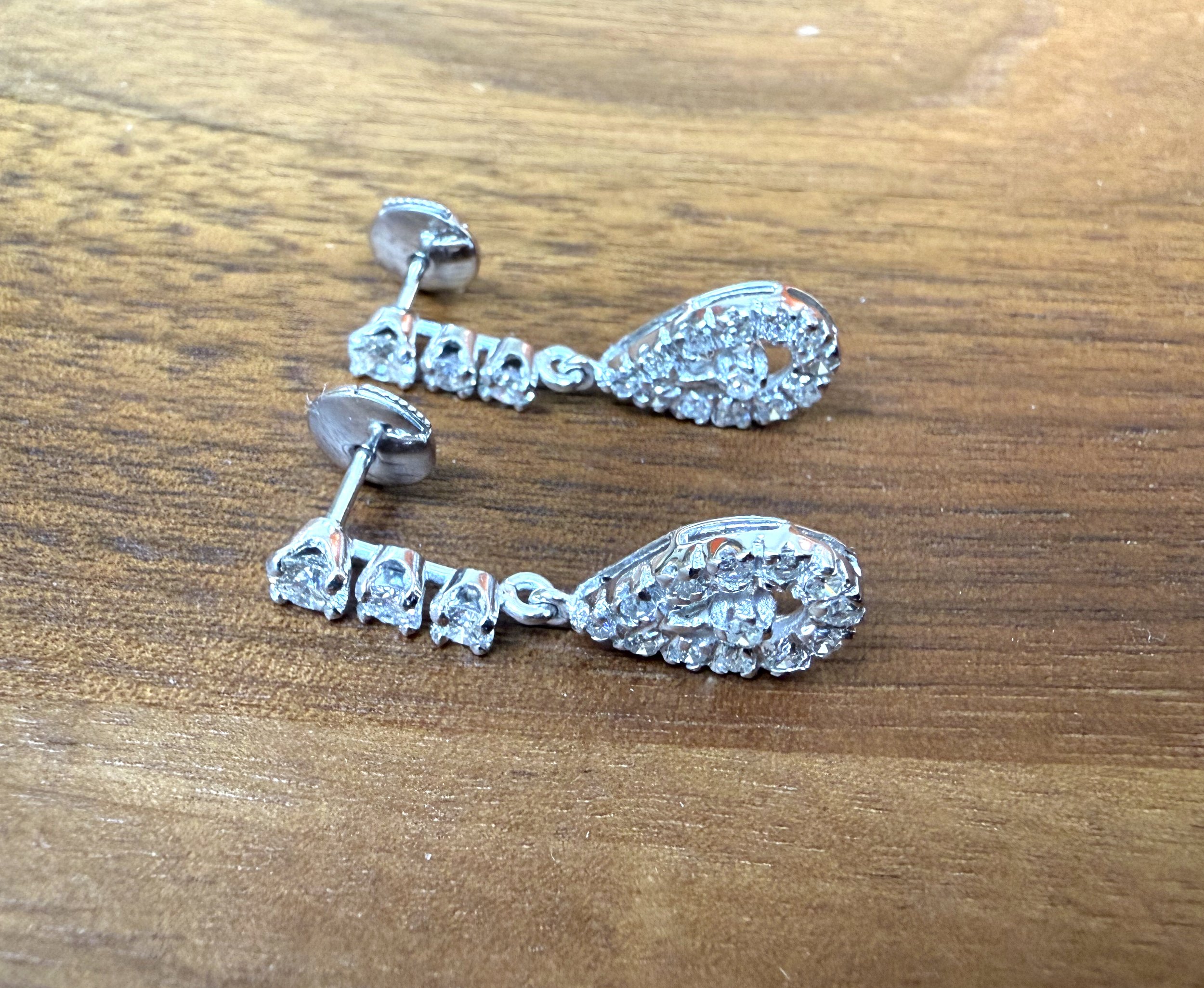 ADR2825-boucles-doreilles-or-blanc-diamants-pendantes-poire-pearshape-pear-diamonds-earrings-pendant-earstuds-diamondstuds8.jpeg
