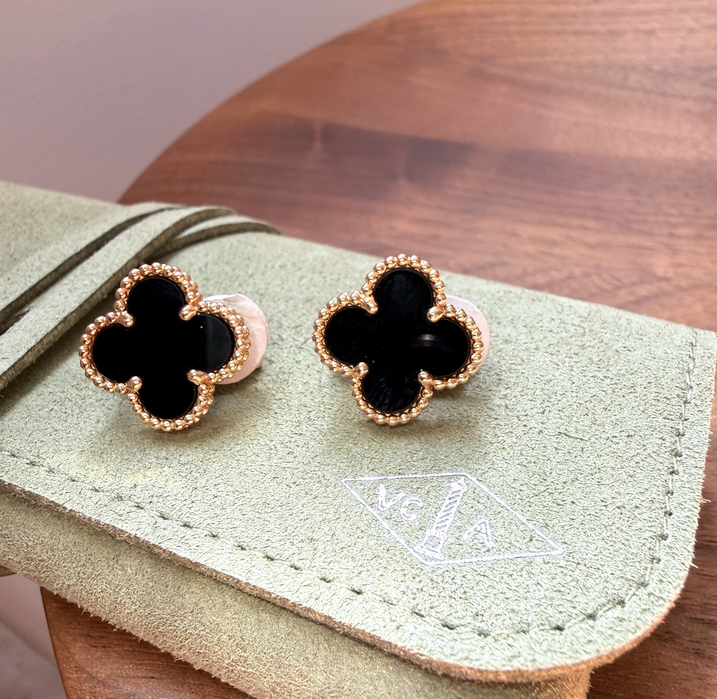 ADR3055-Boucles-doreilles-or-jaune-onyx-gold-earrings-alhambra-vancleefarpels-VCA11.jpeg
