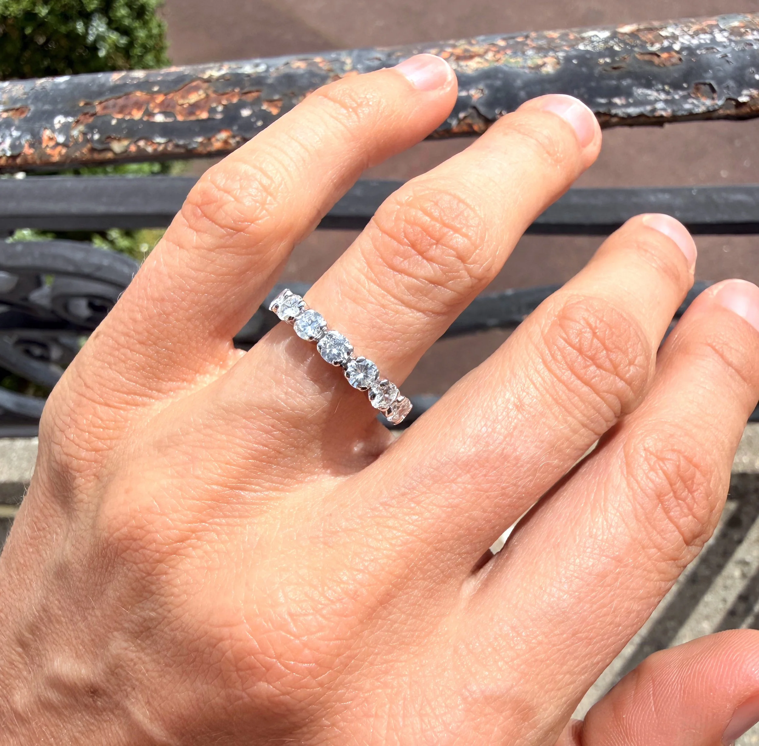ADR3100_Alliance-or-blanc-diamants-diamond-ring-eternity-americaine-mariage4.jpeg
