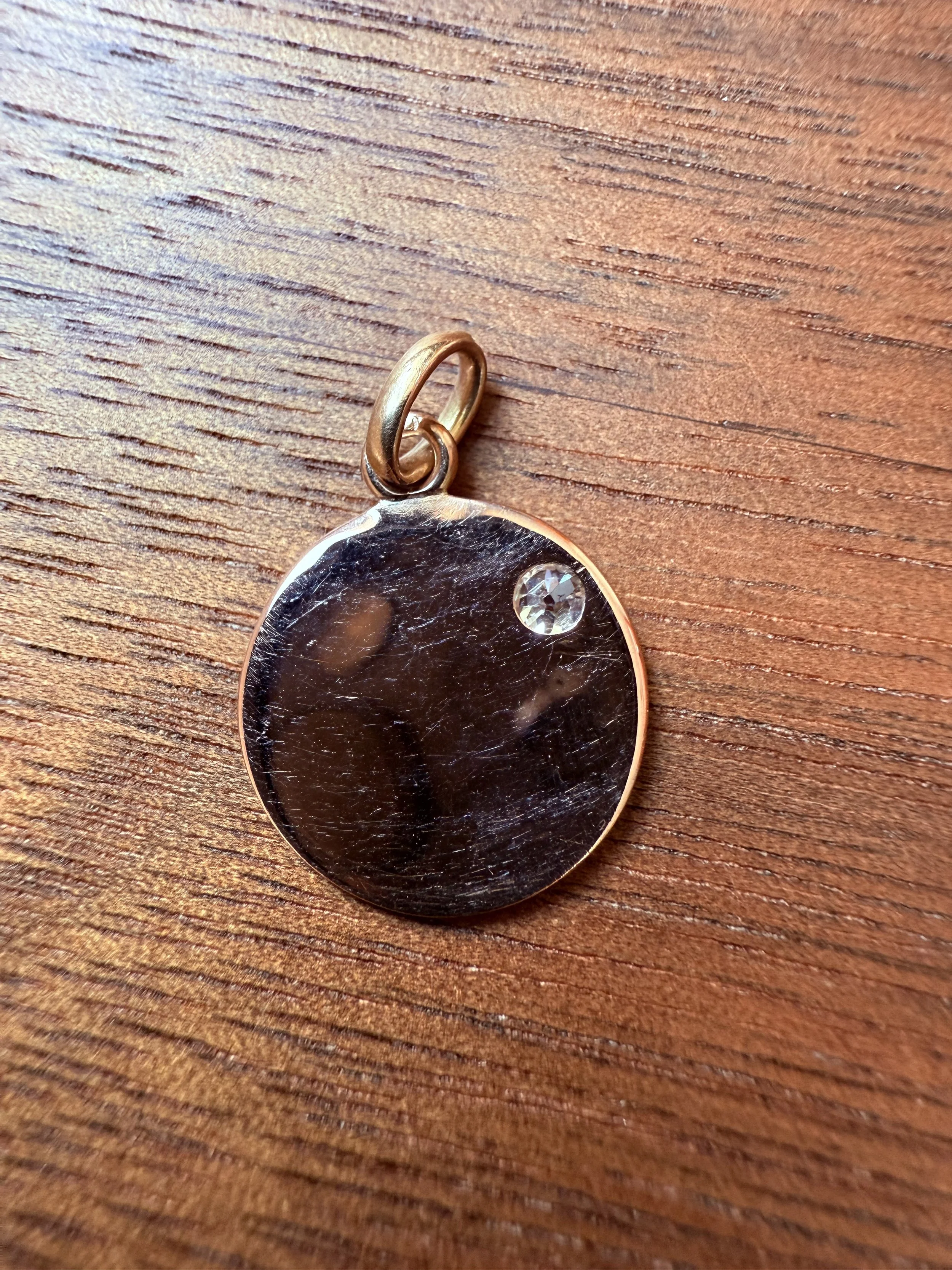 Collier en or rose composé d'une chaine et d'un pendentif rond avec un diamant de taille ancienne