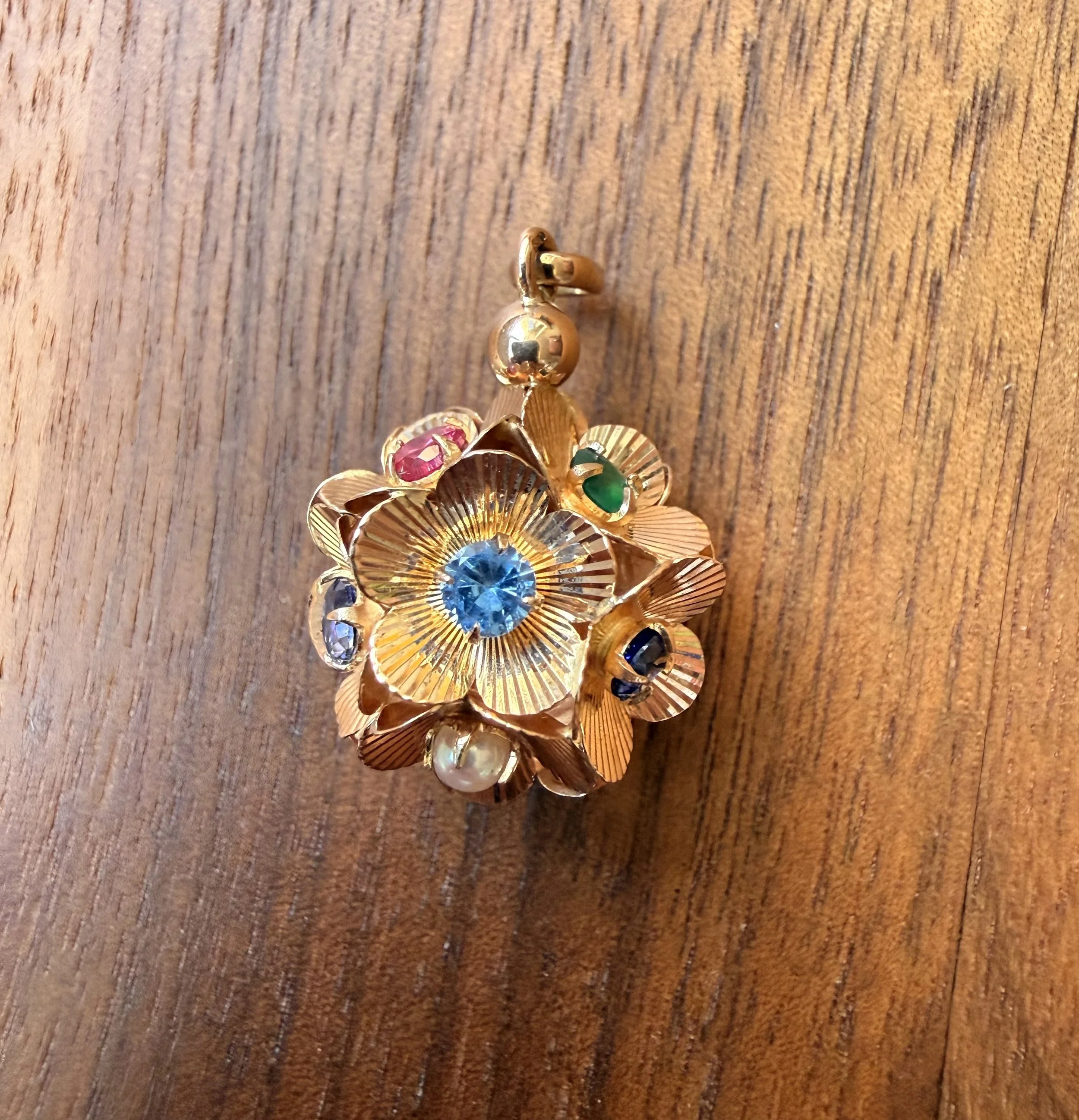 ADR3154-hippie-pendentif-multicolore-pierre-synthese-annee-1970-or-rose1.jpeg
