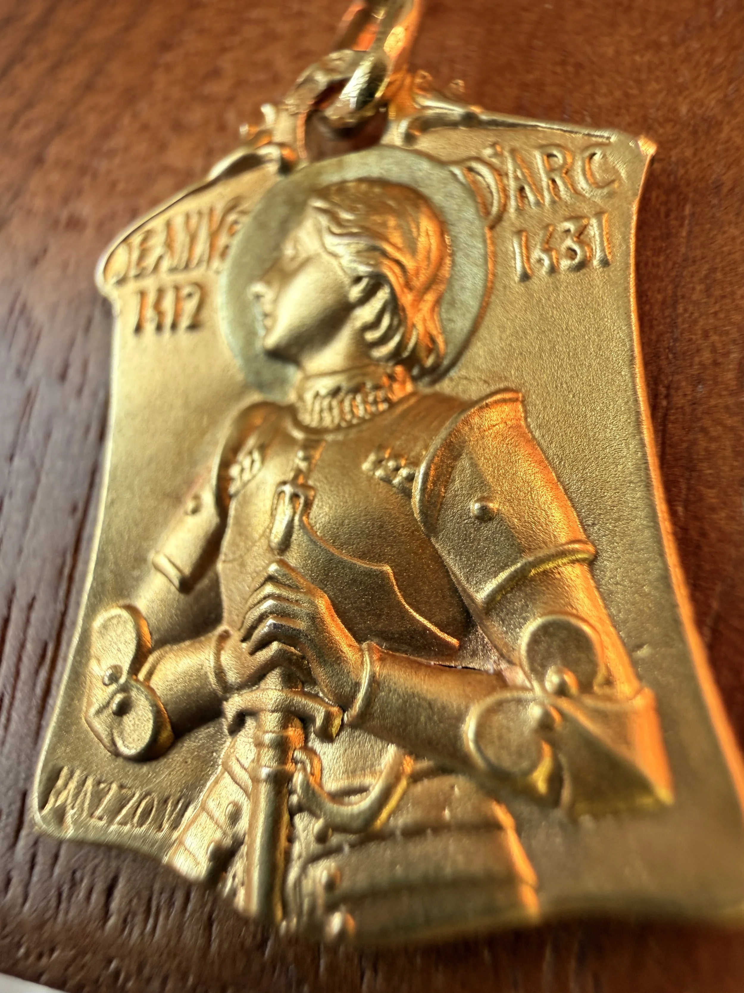 ADR2919-jeanne-darc-or-jaune-medaille3.jpeg