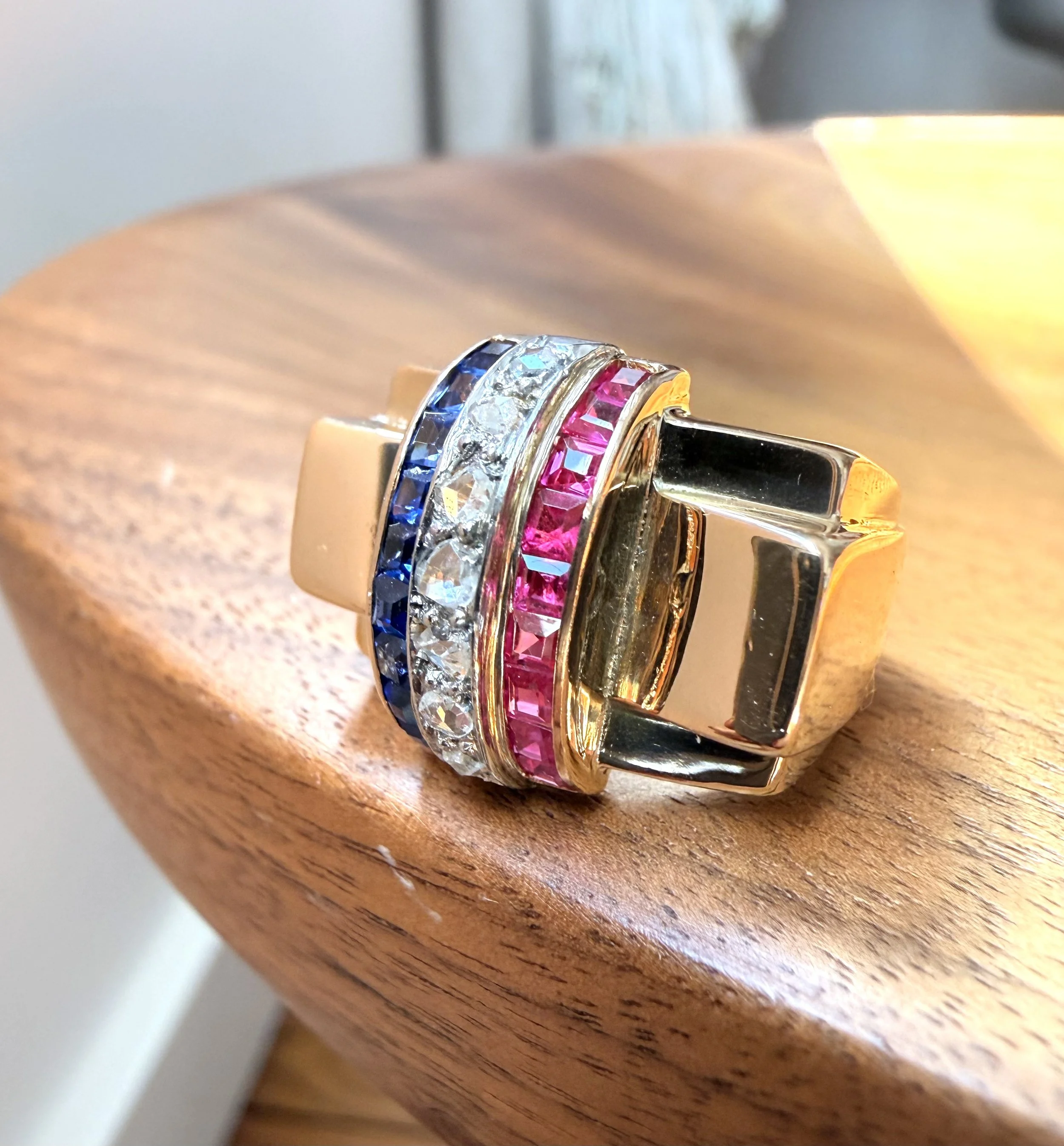 ADR3135-Bague-tank-patriotique-or-rose-rubis-diamants-saphirs-unique-rare-histoire-france2.jpeg
