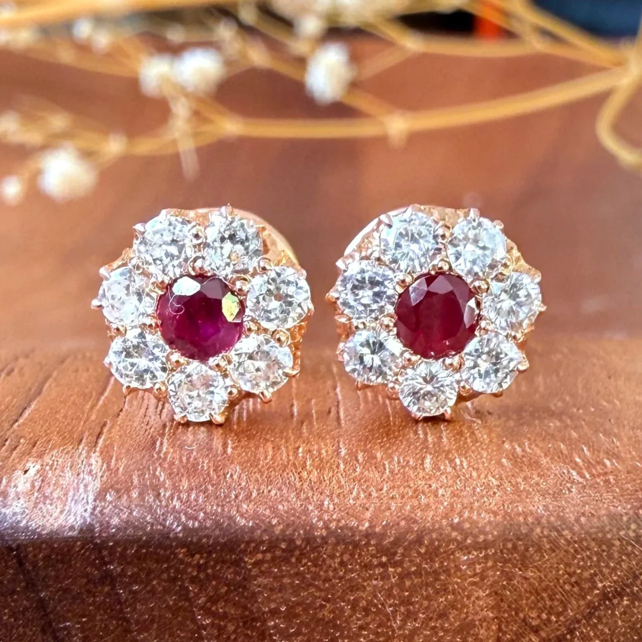 Ravissante paire de puces d'oreilles en or rose, rubis et entourage de diamants