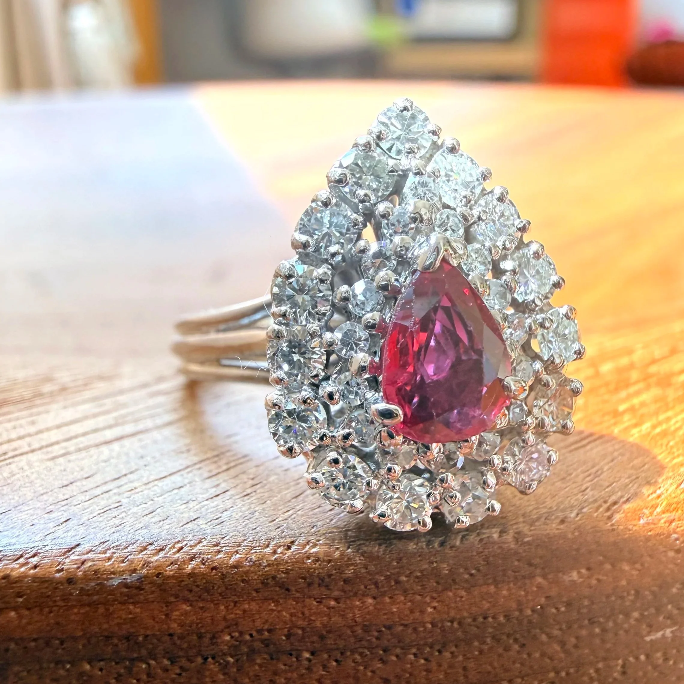 ADR3083-Bague-poire-pear-rubis-ruby-diamants-fiancailles-engaged-mariage-wedding2.jpg