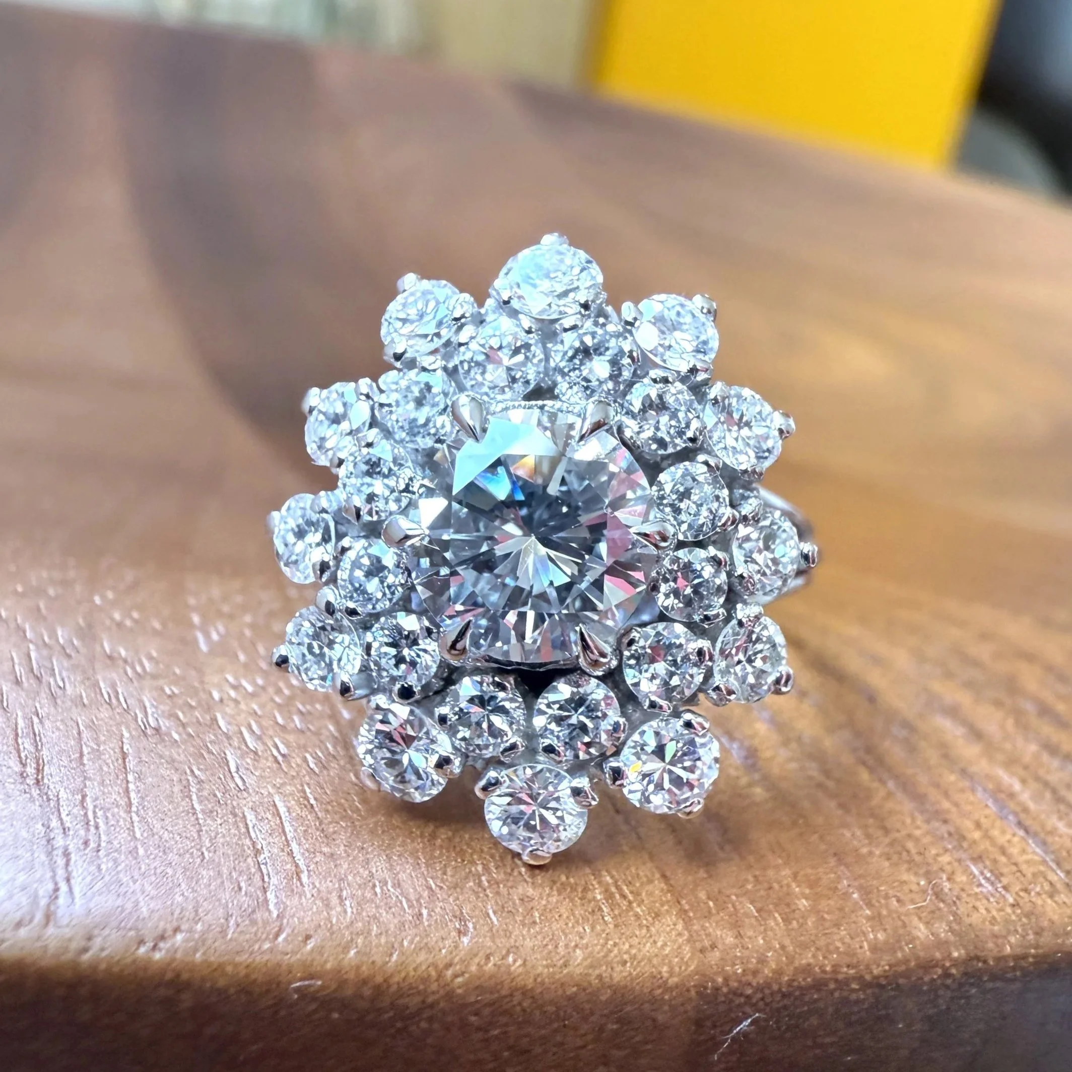 "La Pâquerette" Bague vintage en or blanc, platine et diamants