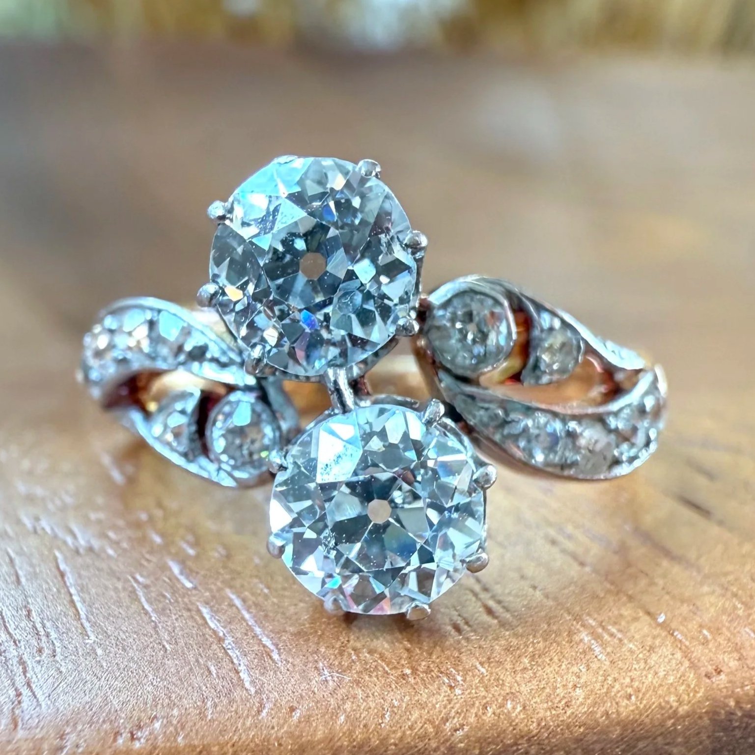 "La Promesse" Délicate bague toi et moi ancienne d'époque Art Nouveau (1900-1915)