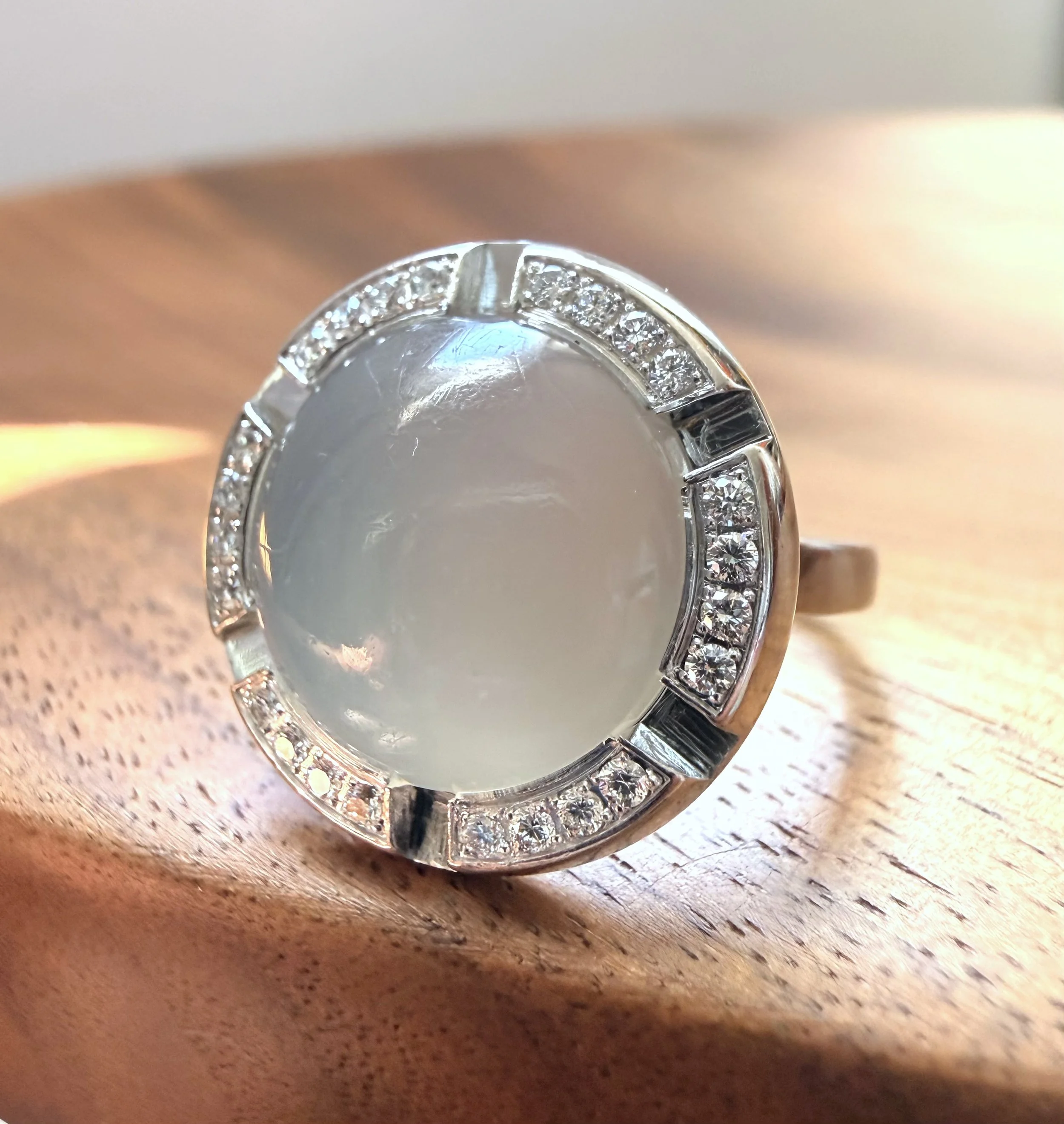 ADR3061-Bague-Chaumet-mapremiere-or-blanc-pierre-de-lun-moonstone-gold-diamonds-ring3.jpeg