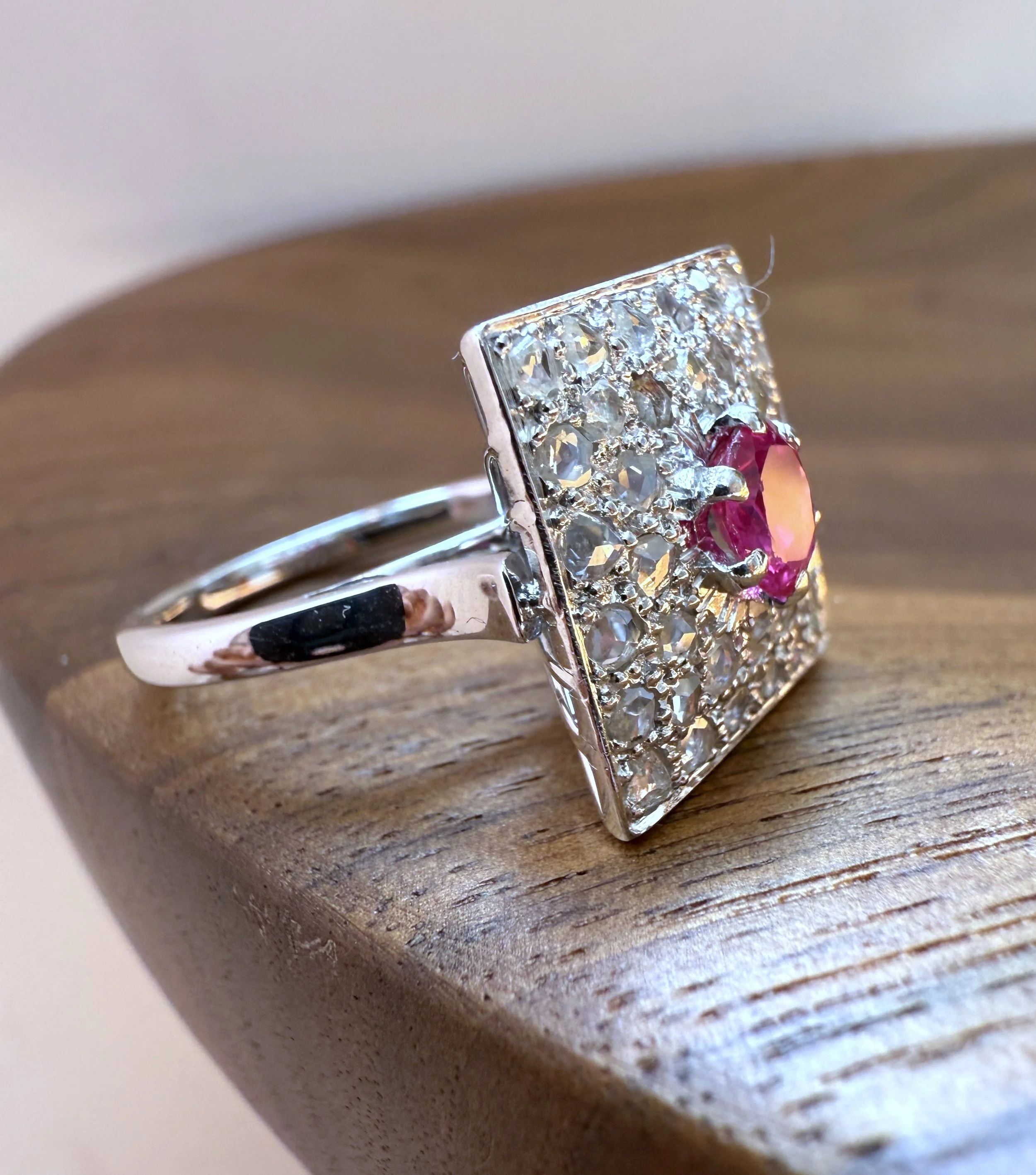 ADR2944-bague-diamants-rubis-carré-cadeau-fiancaille-mariage-naissance-wedding-anniversaire.jpeg (7).jpeg