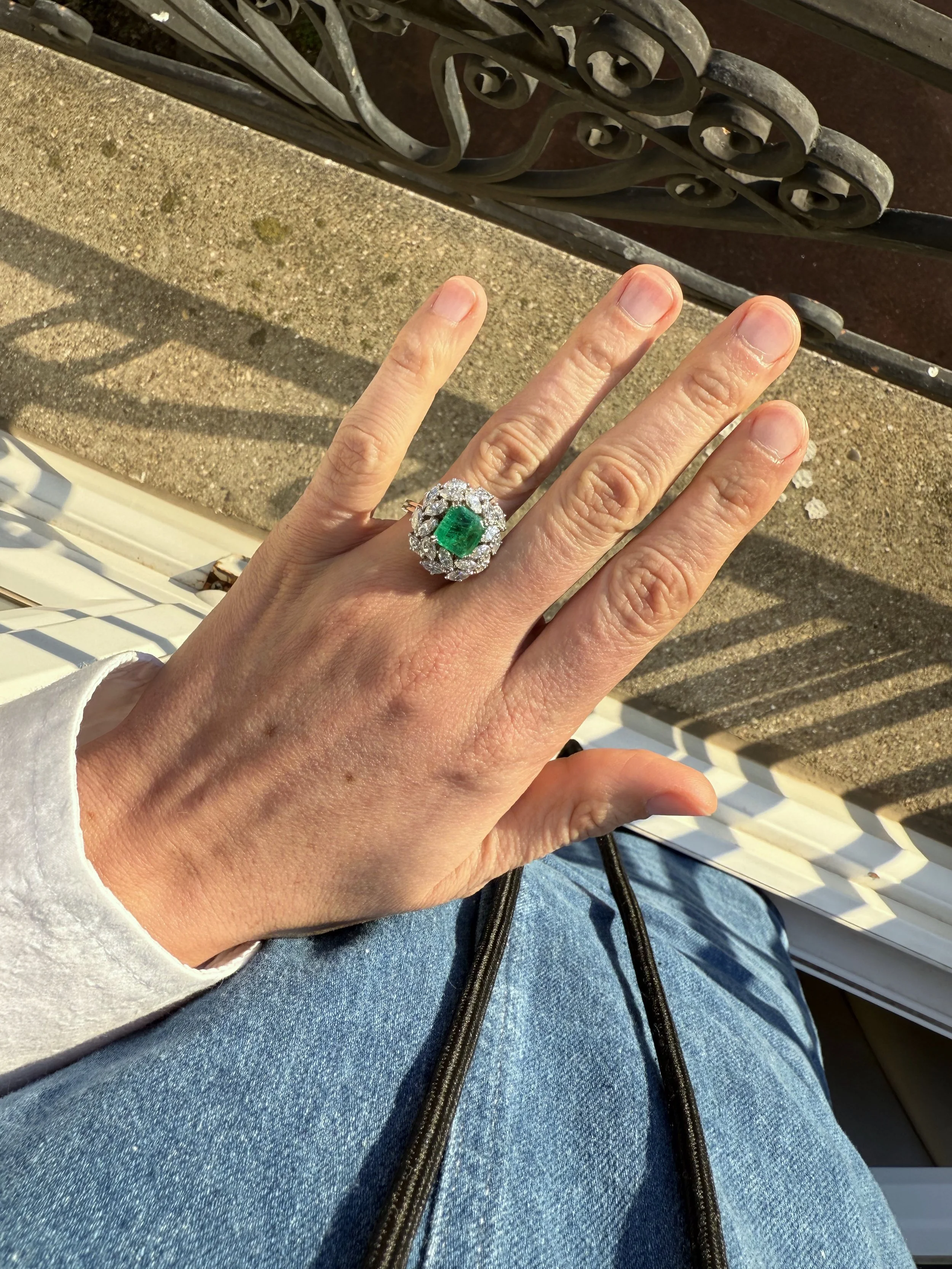 ADR2766-Bague-ancienne-vintage-emeraude-entourage-diamants-navette-rare-unique-castafiore-jewelry-special-bijoux-anciens-paris6.jpeg