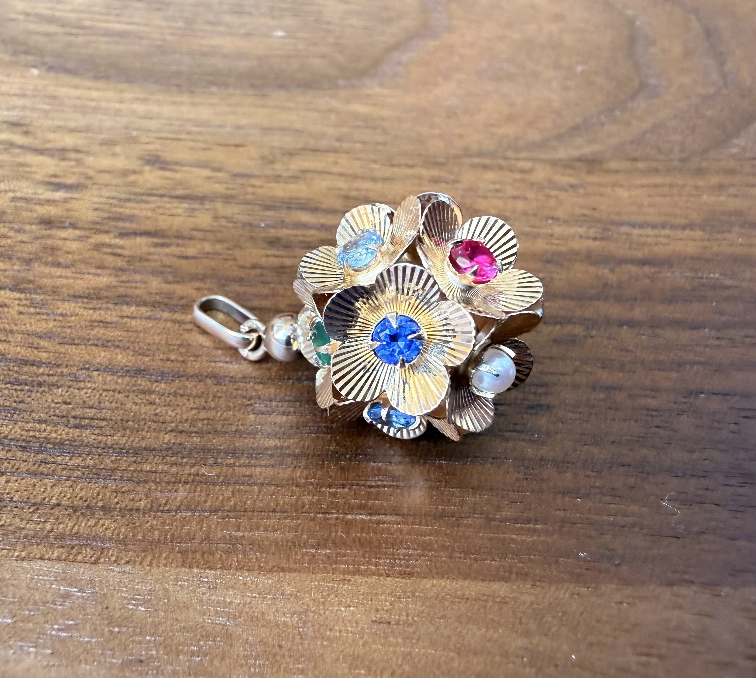 ADR3154-hippie-pendentif-multicolore-pierre-synthese-annee-1970-or-rose2.jpeg