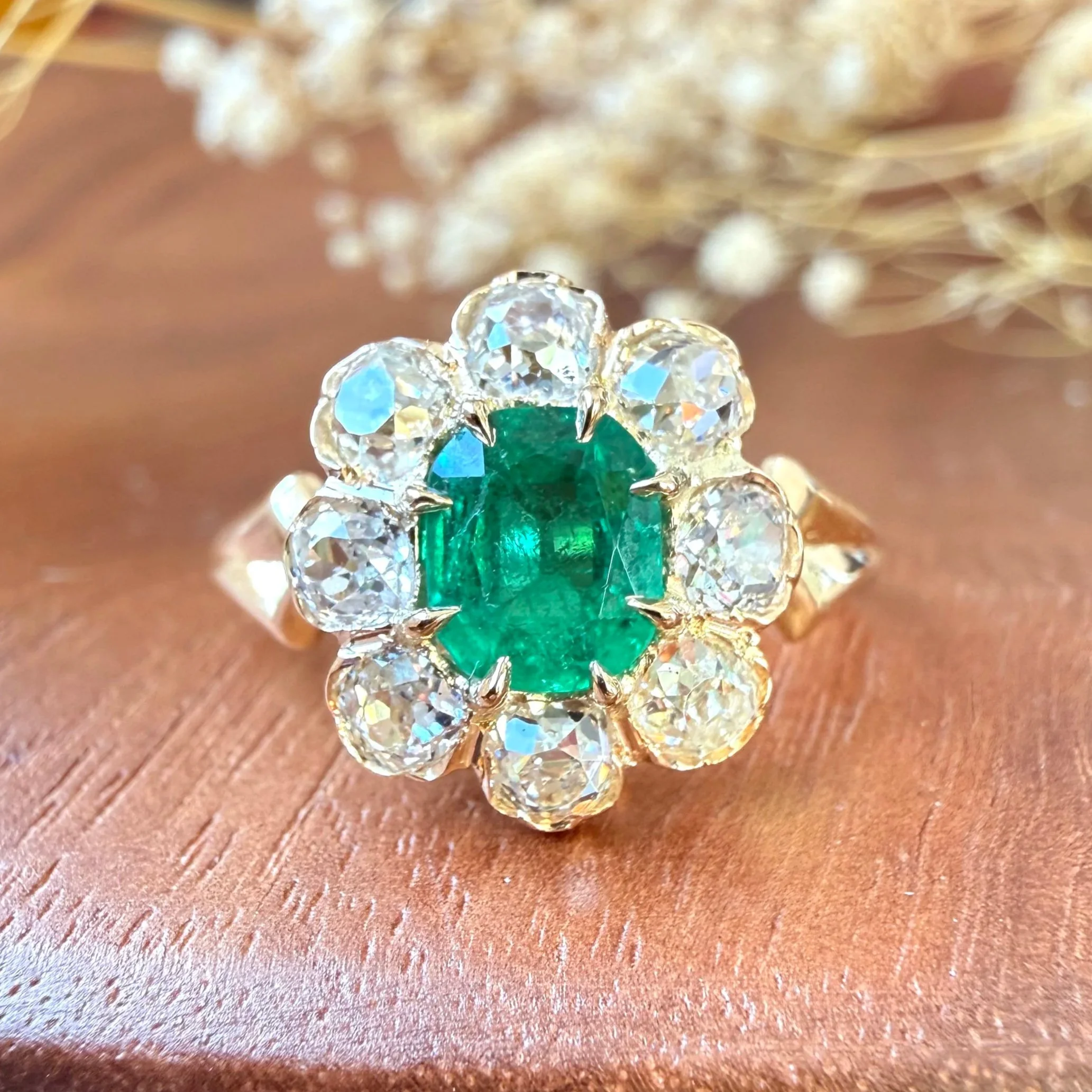 "La Lorraine" Bague marguerite ancienne en or jaune, émeraude et diamants