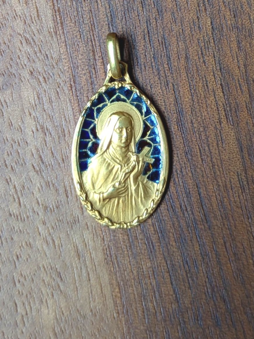 Magnifique médaille ovale de Sainte Thérèse de l'Enfant Jésus en or jaune et émail plique-a-jour bleu et rouge