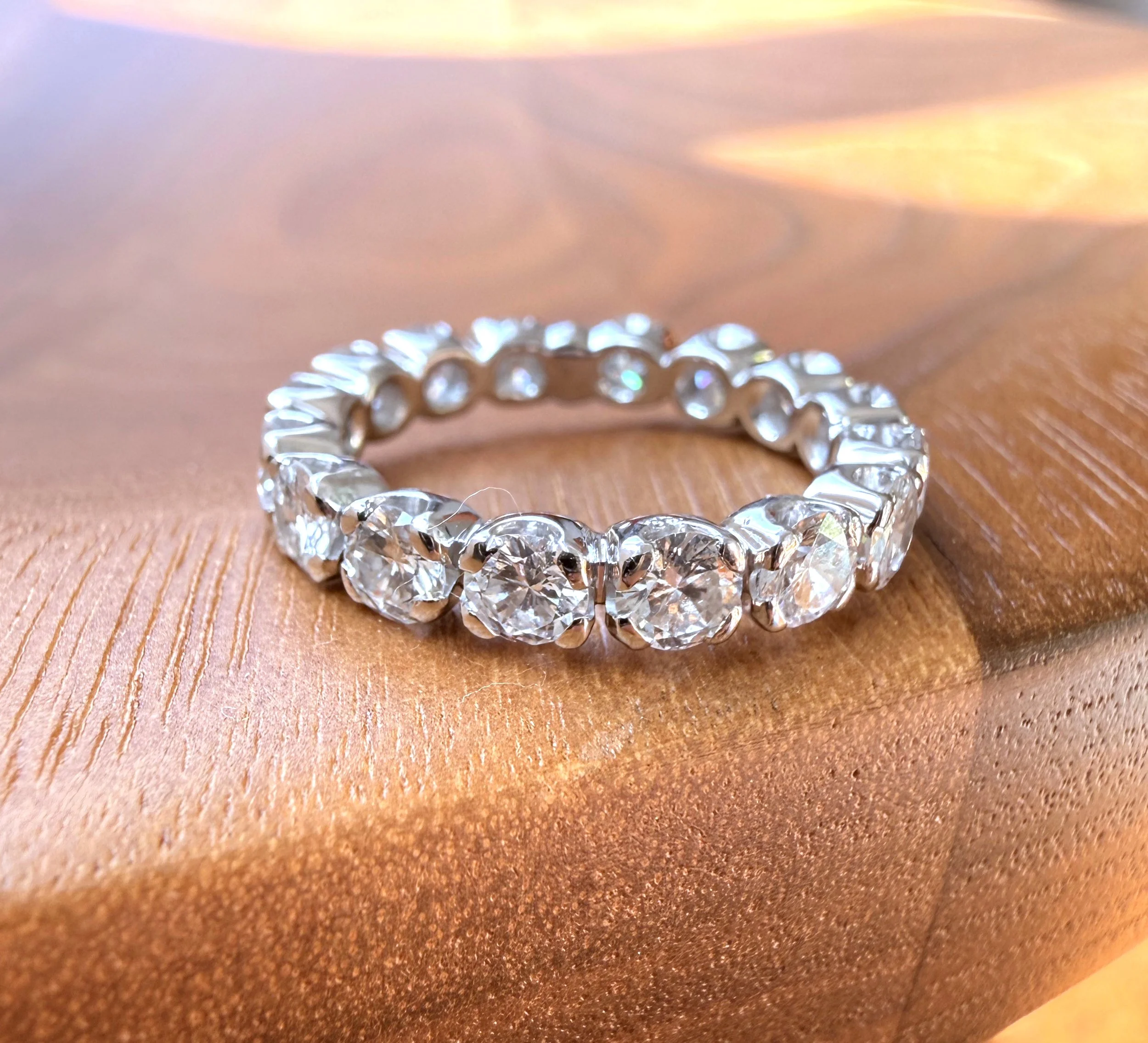 ADR3100_Alliance-or-blanc-diamants-diamond-ring-eternity-americaine-mariage2.jpg