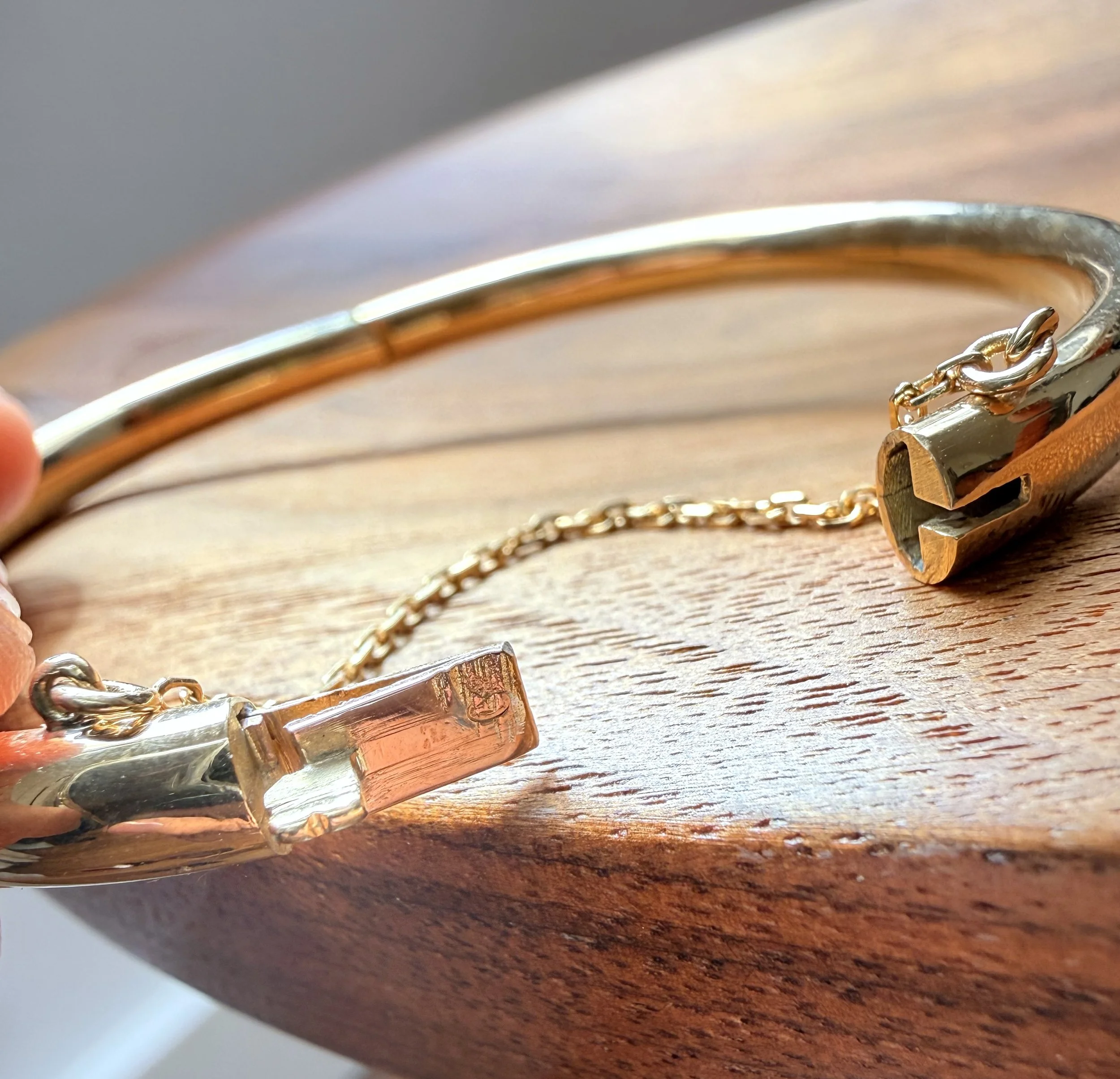 ADR3073-jonc-or-jaune-ovale-ouvrant-ancien-gold-bangle-french4.jpeg