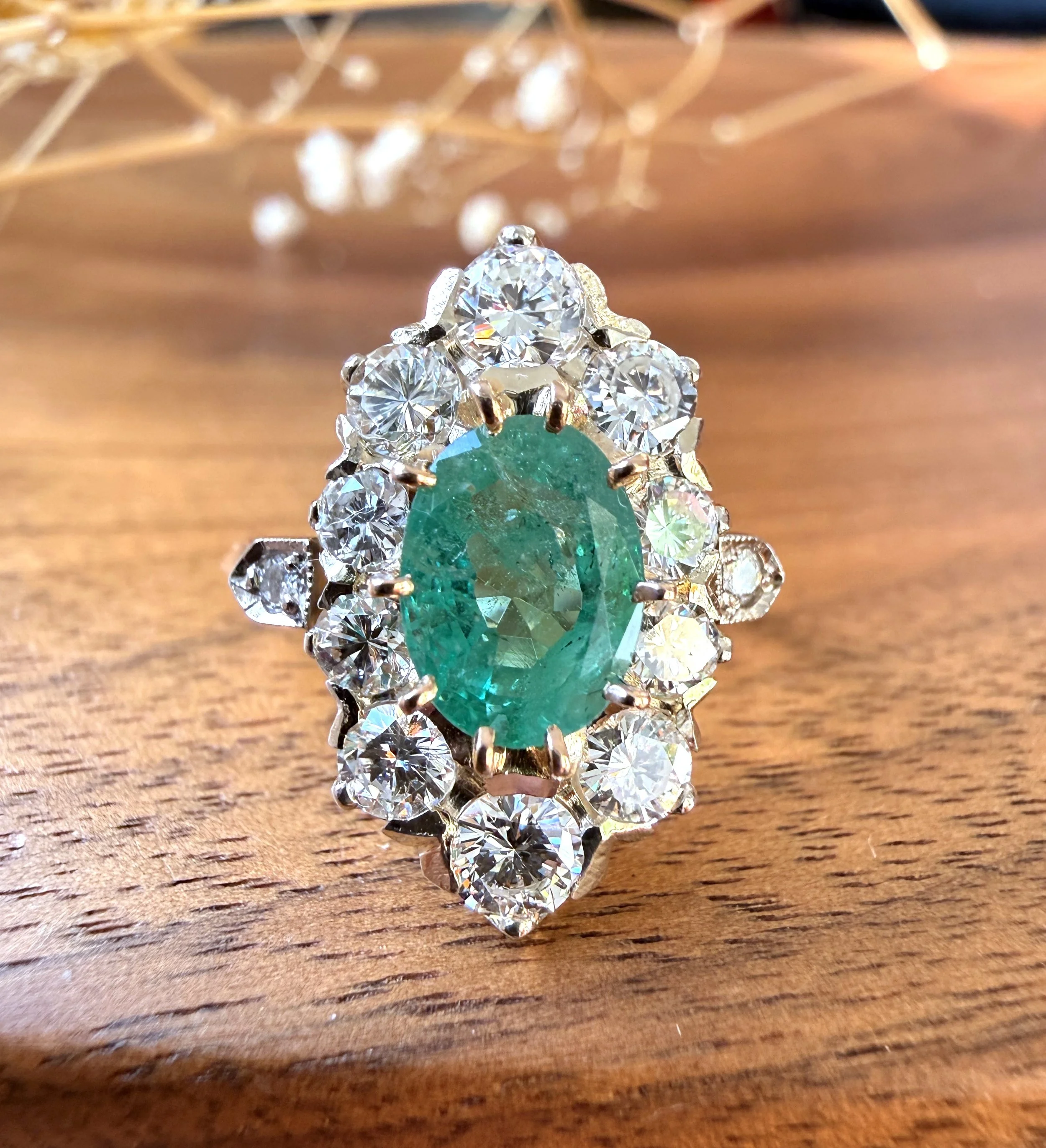 ADR3019-emeraude-zambie-bague-ancienne-halo-diamond-emerald-ring-estate-bijoux-anciens-paris-french-jewelry-unique-estate-vintage1.jpeg