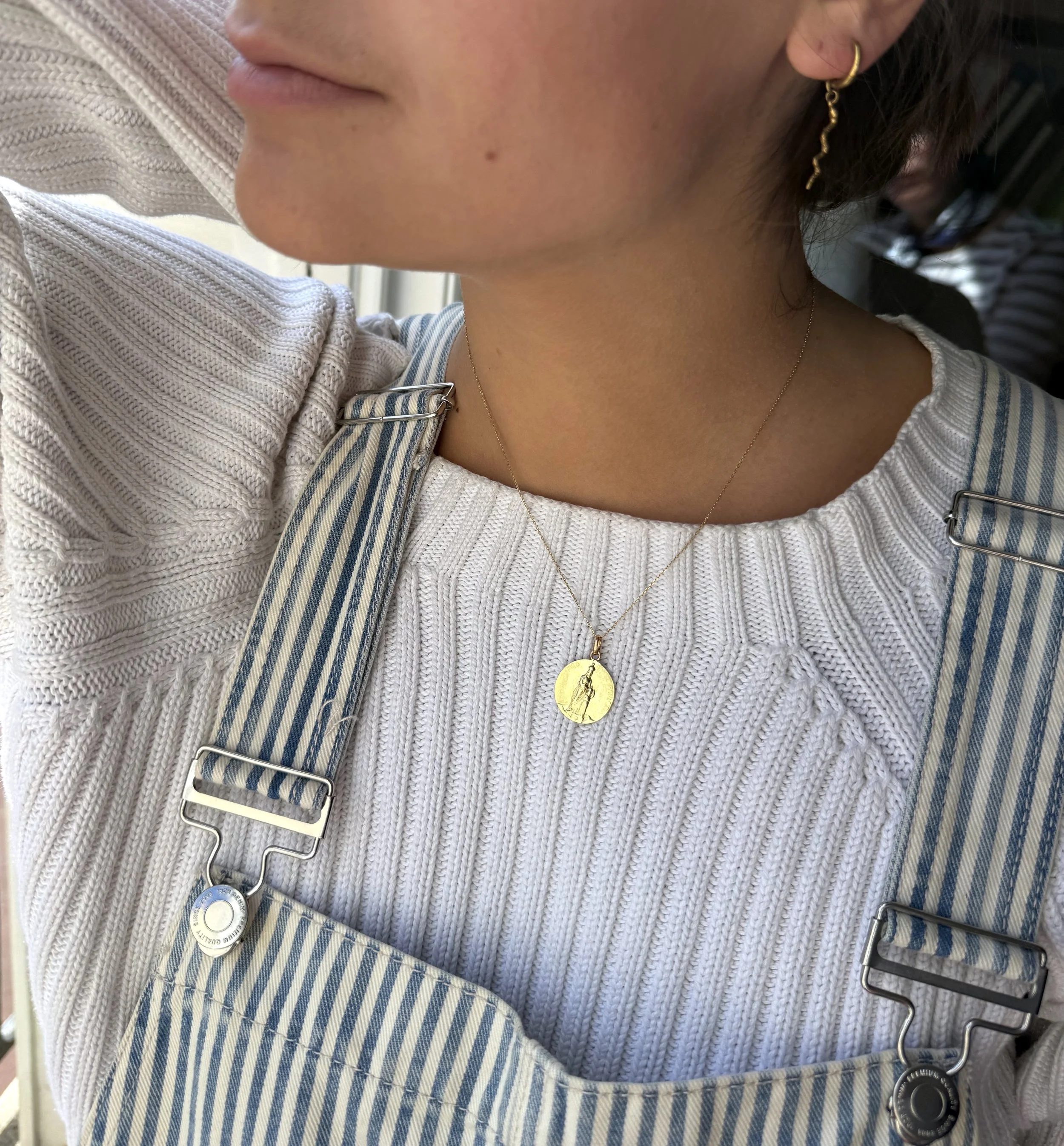 ADR2858-medaille-or-jaune-ronde-vierge-cadeau-naissance-bapteme-communion-confirmatioon.jpeg