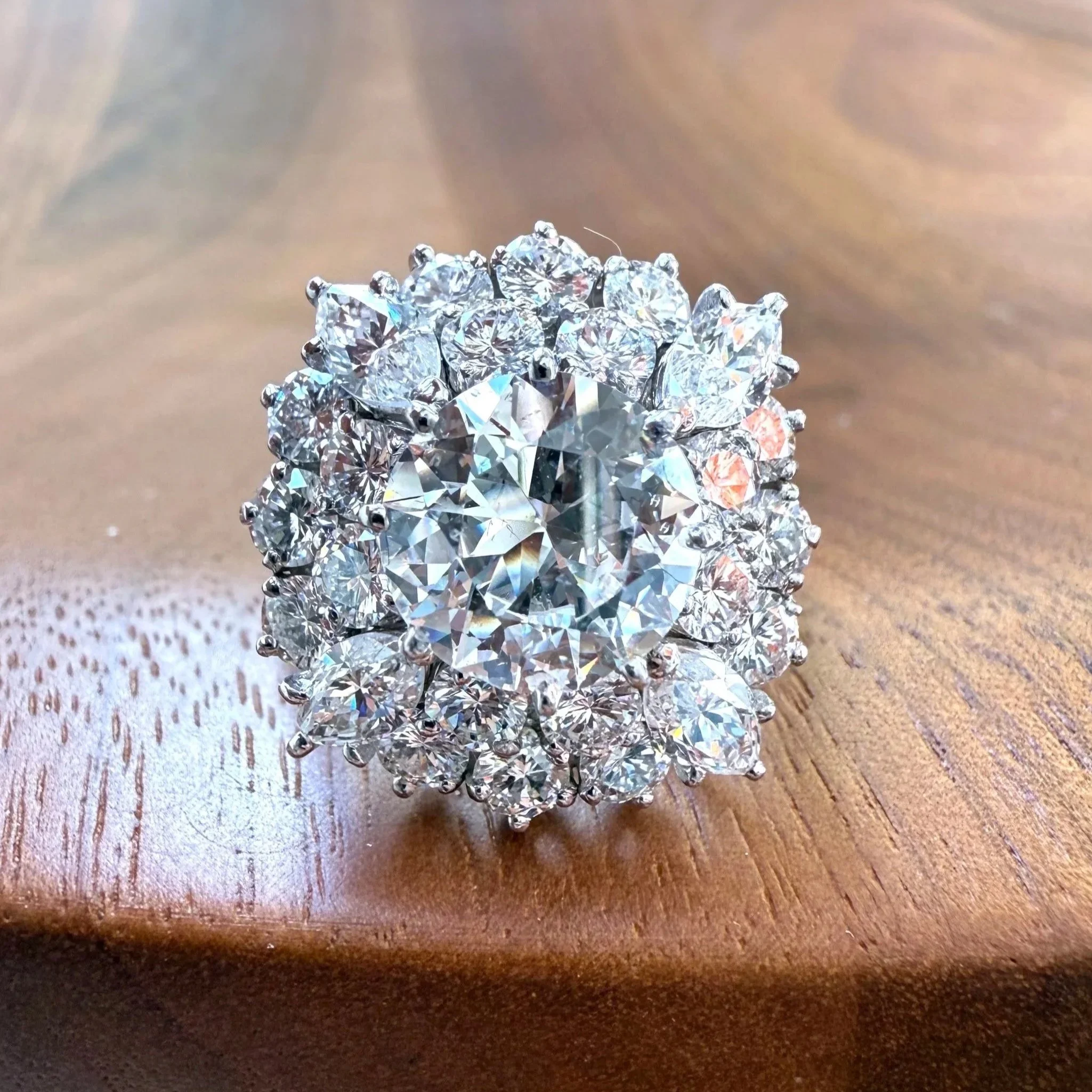 "La Powers" Importante bague vintage en platine et diamants