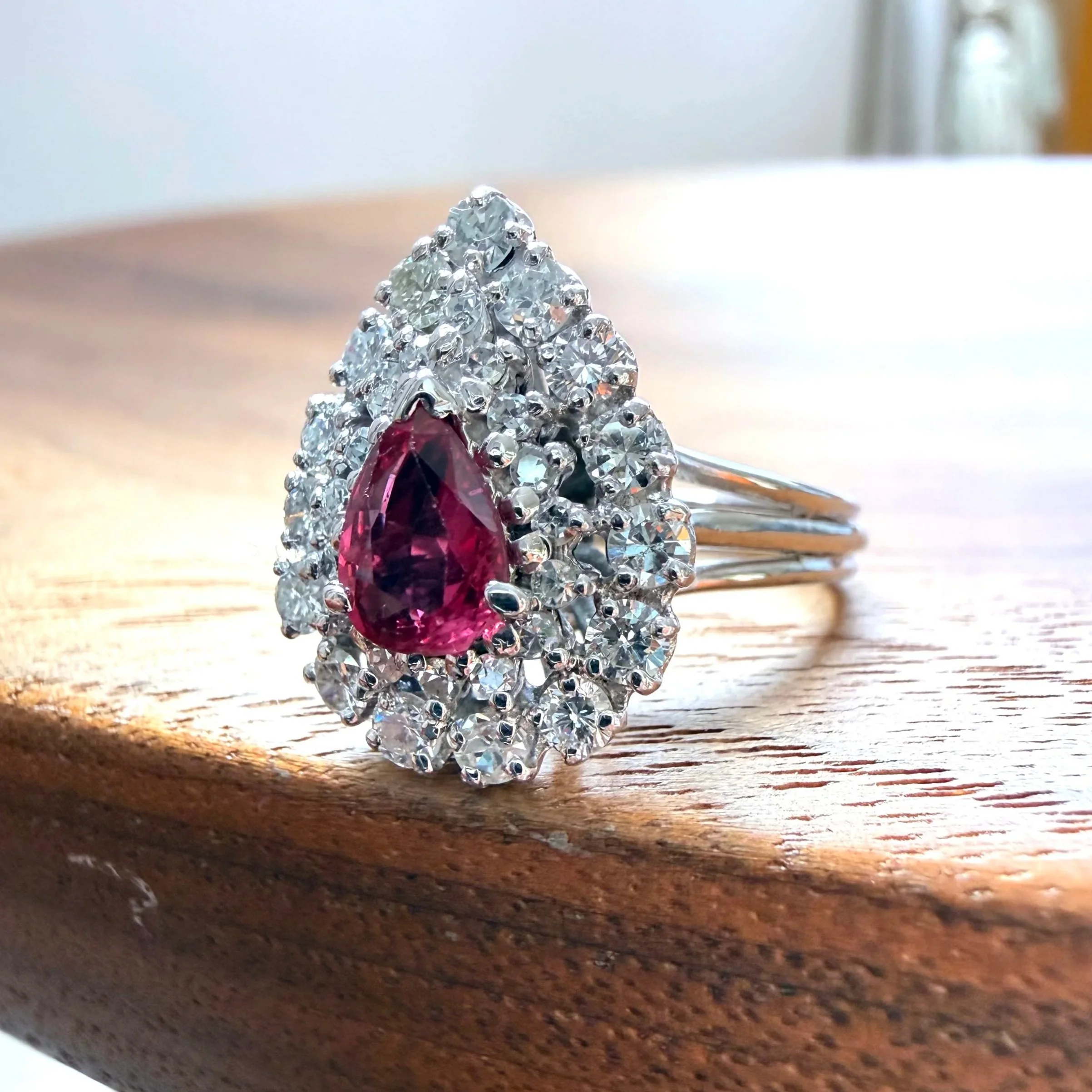 ADR3083-Bague-or-blanc-rubis-siam-poire-double-entourage-fiancailles-mariage-she-said-yes1.jpg