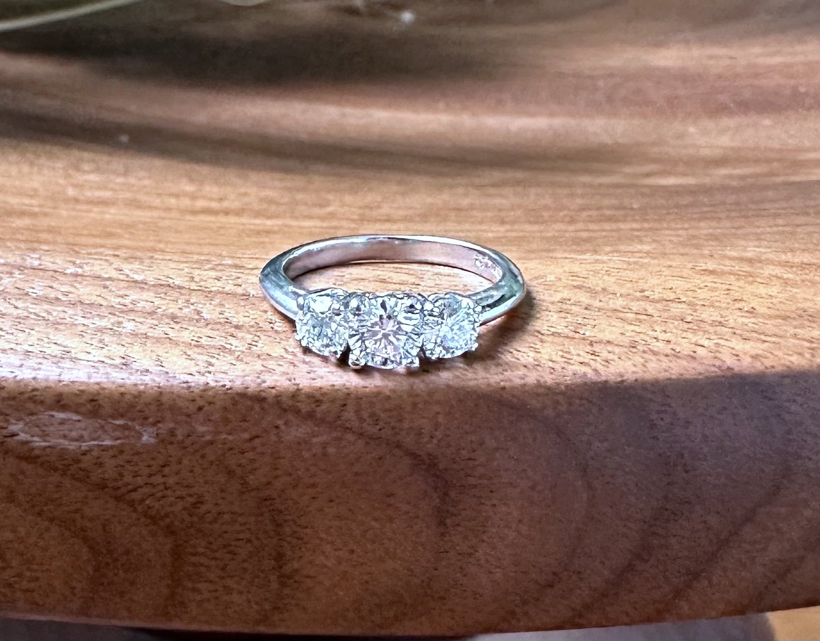 ADR2552-TCO-Bague-tiffany-platine-trilogie-diamants-diamond-ring-trio-fiancailles-ecrin-tiffanyandco1.jpeg