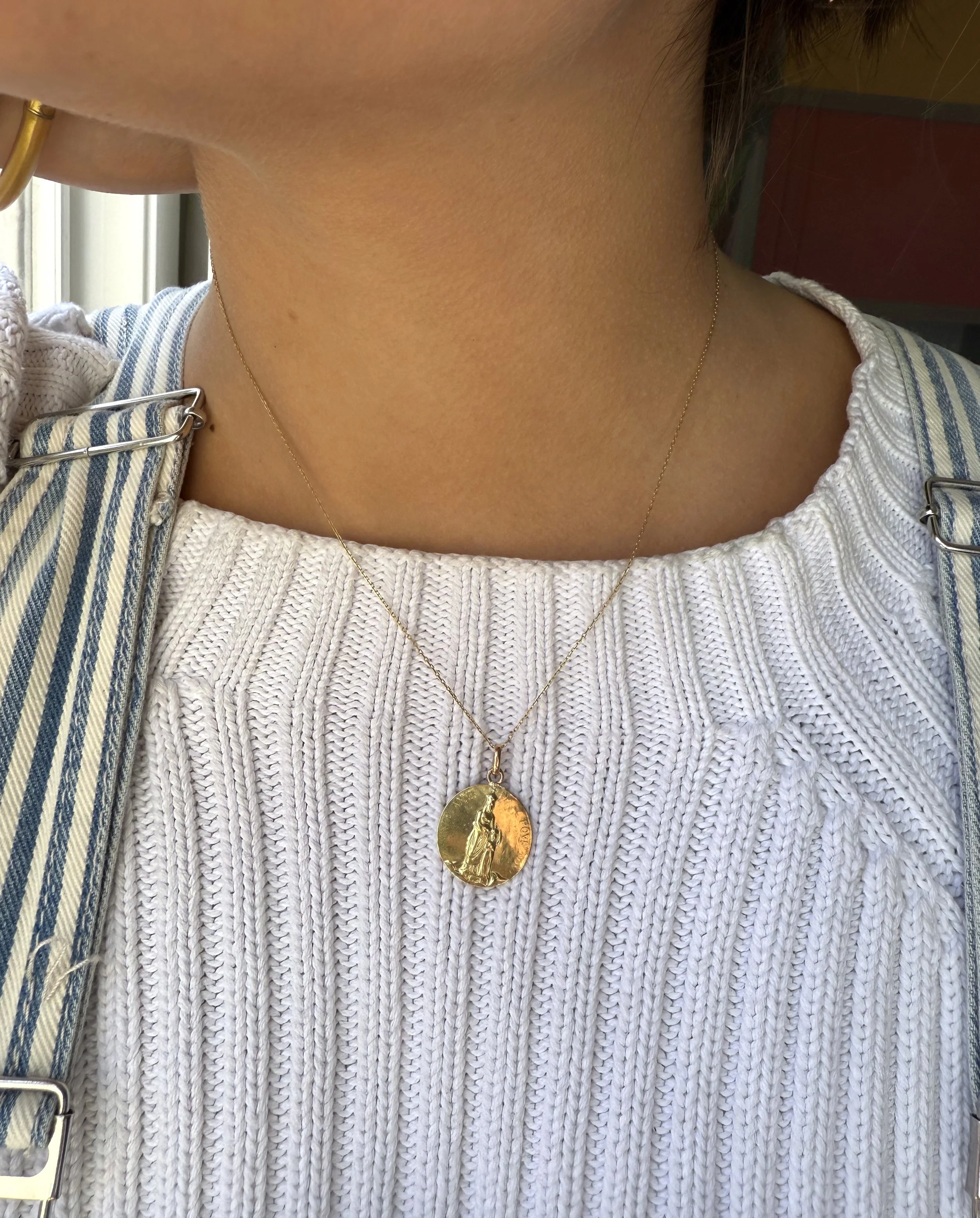 ADR2858-medaille-or-jaune-ronde-vierge-cadeau-naissance-bapteme-communion-confirmatioon (1).jpeg