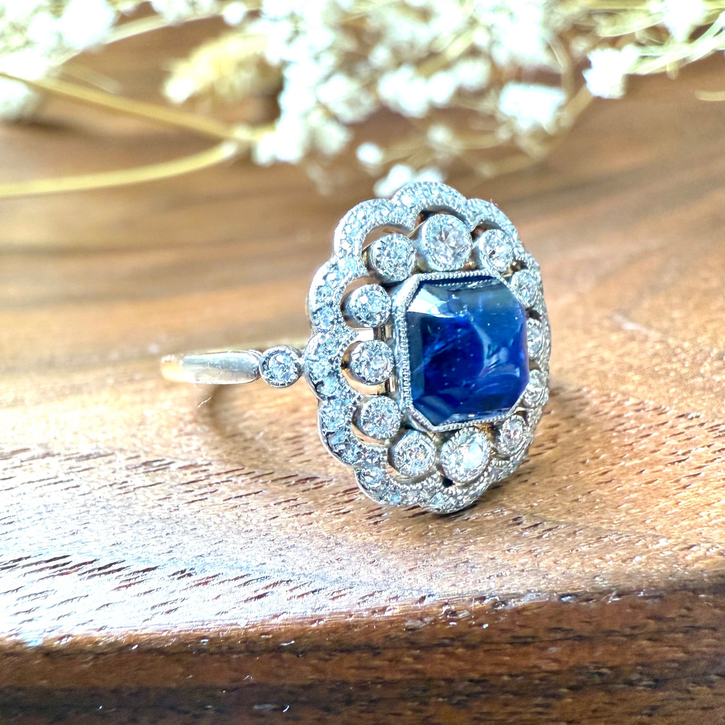 ADR2760-Bague-ancienne-or-jaune-saphir-paindesucre-sapphire-diamonds-thailand-saphir-vintage-ancienne-orjaune-bijoux-anciens-famille-paris14.jpg