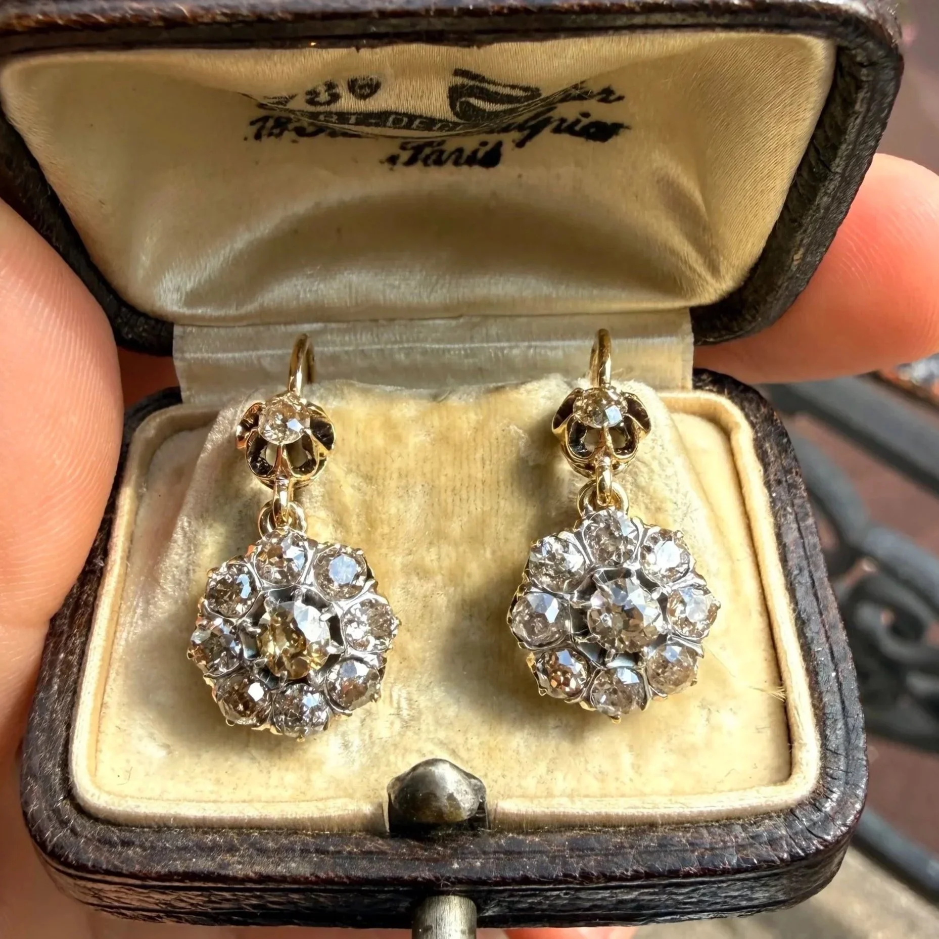 Dormeuses en or rose et diamants de couleur marron