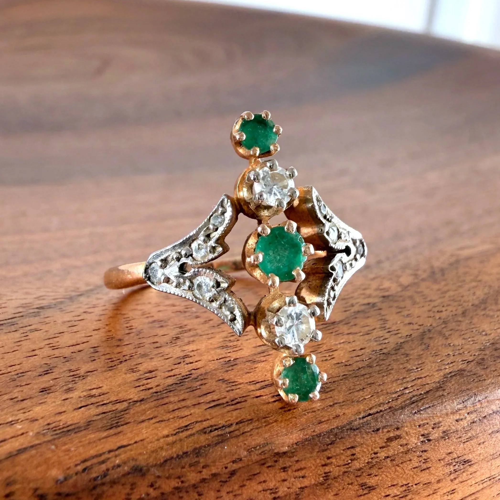 ADR3053-La-Lise-Bague-ancienne-art-nouveau-or-rose-emeraude-emerald-ring-diamonds-trilogie-trio-trois-passe-present-future3.jpg