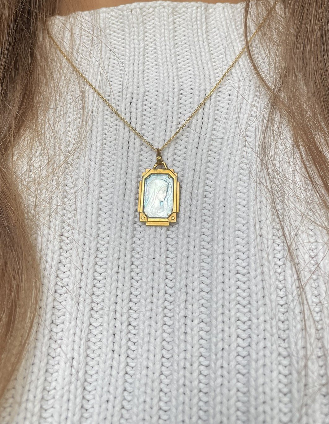 ADR2894-médaille-nacre-art-deco-or-jaune-vierge-marie-religion (1).JPEG
