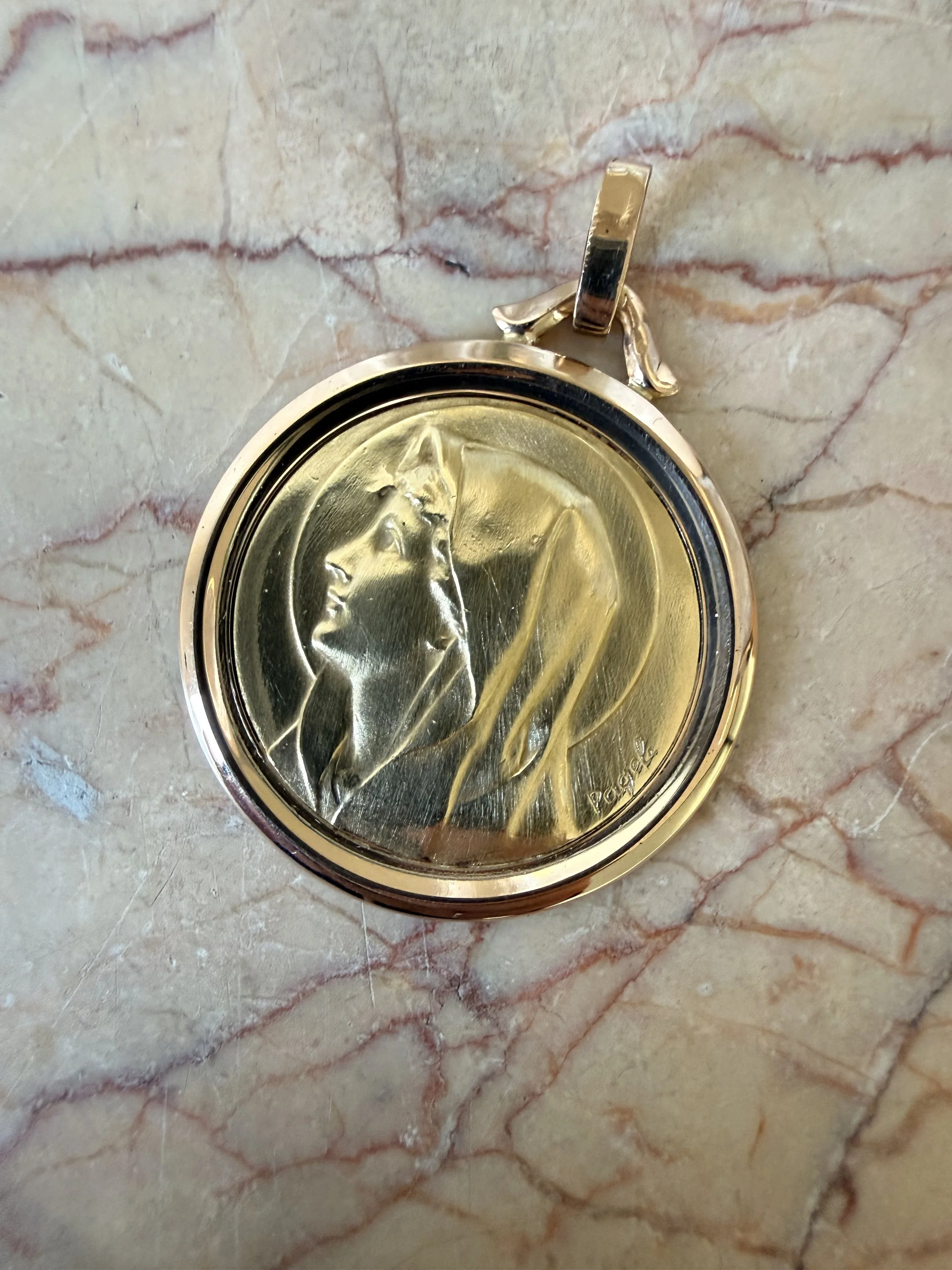 Pageli, Médaille ancienne en or jaune de forme ronde représentant la vierge