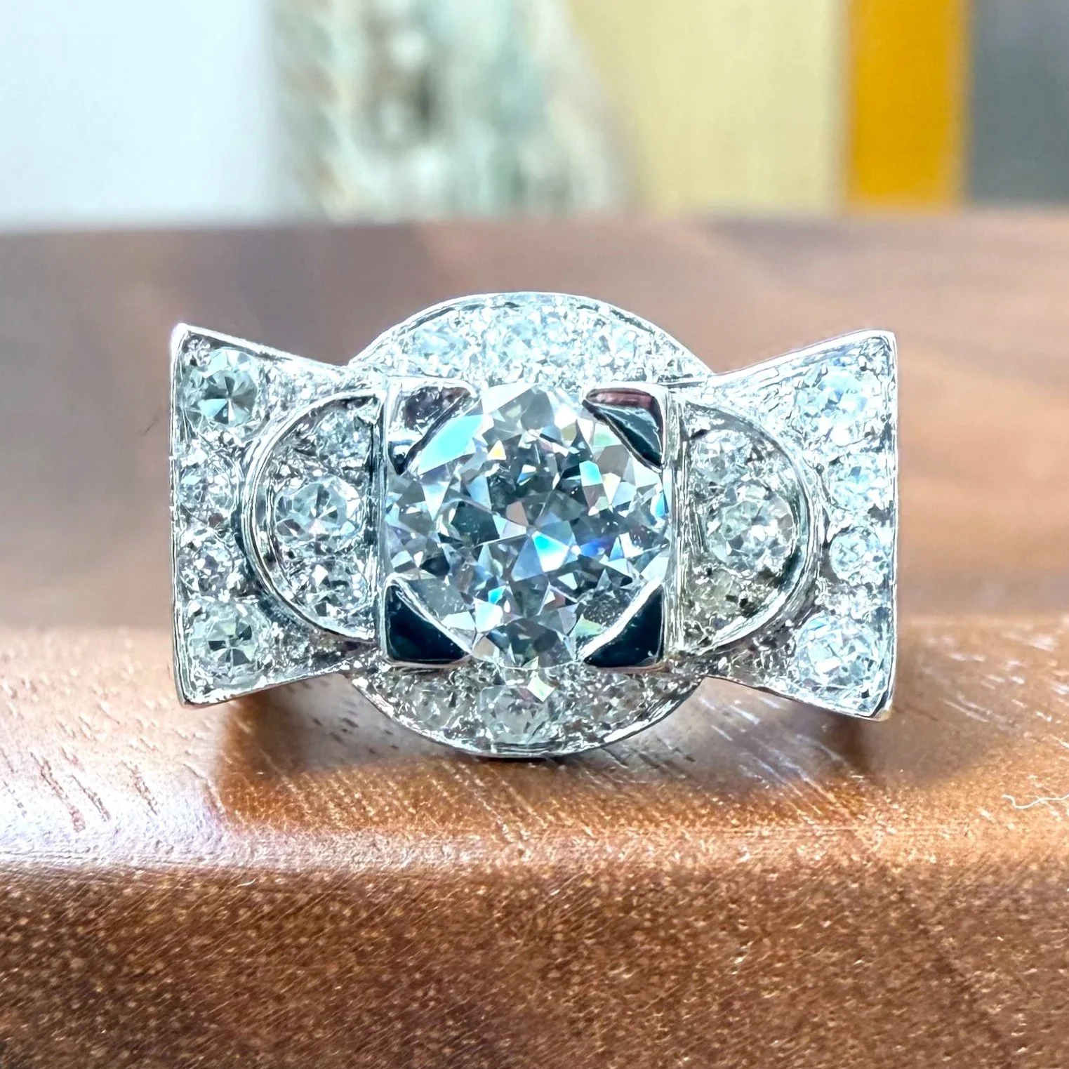 "La Clémence" Bague ancienne des années 1935-1940 en platine et diamants aux formes géométriques