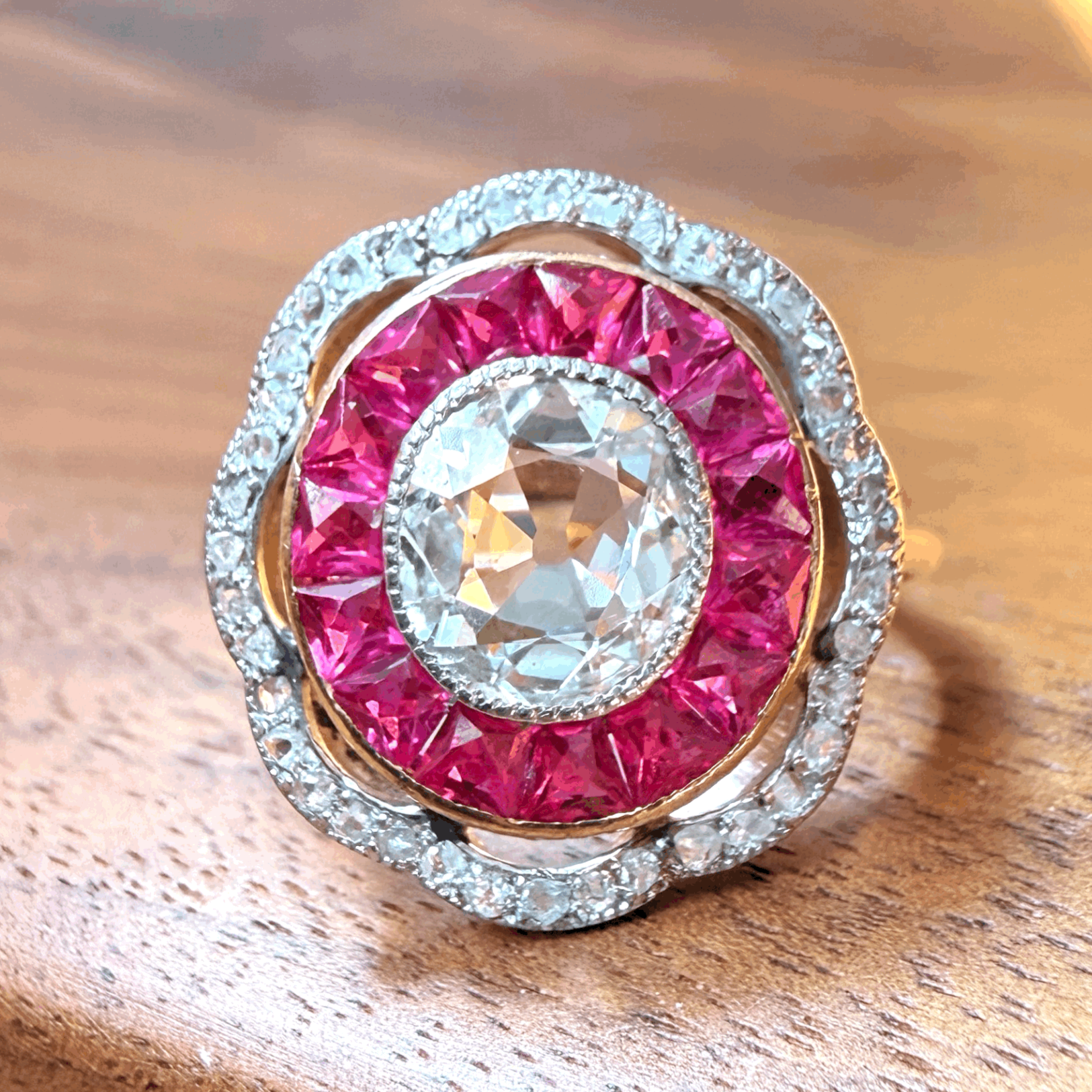 "La Corolle" Magnifique bague ancienne dépoque Art Nouveau (1900-1915) en or jaune, or blanc, pierre de synthèse rouge et diamants