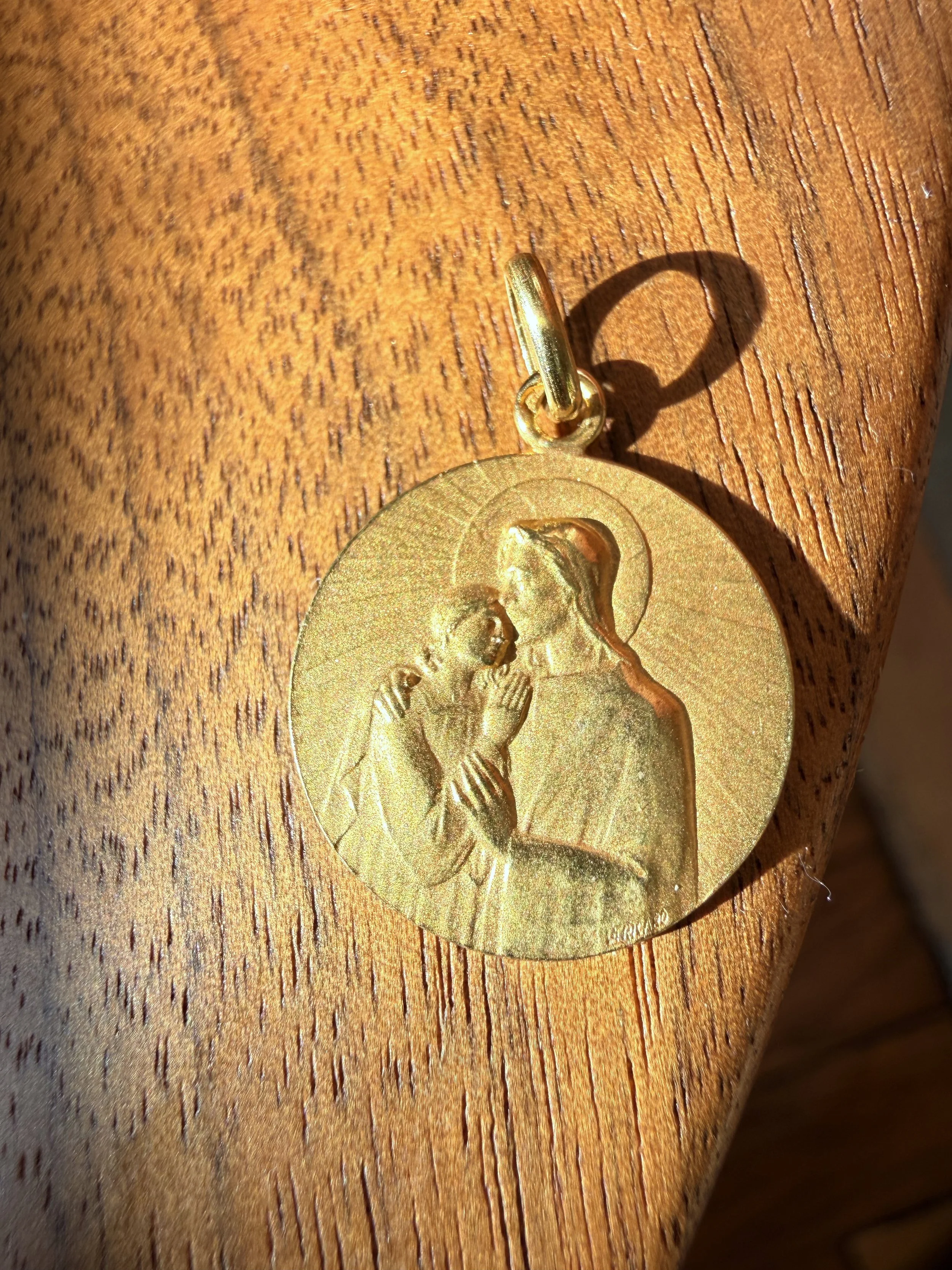 ADR2923-Medaille-ancienne-or-jaune-gold-joseph-marie-enmbrassant-cople-mariage1.jpeg