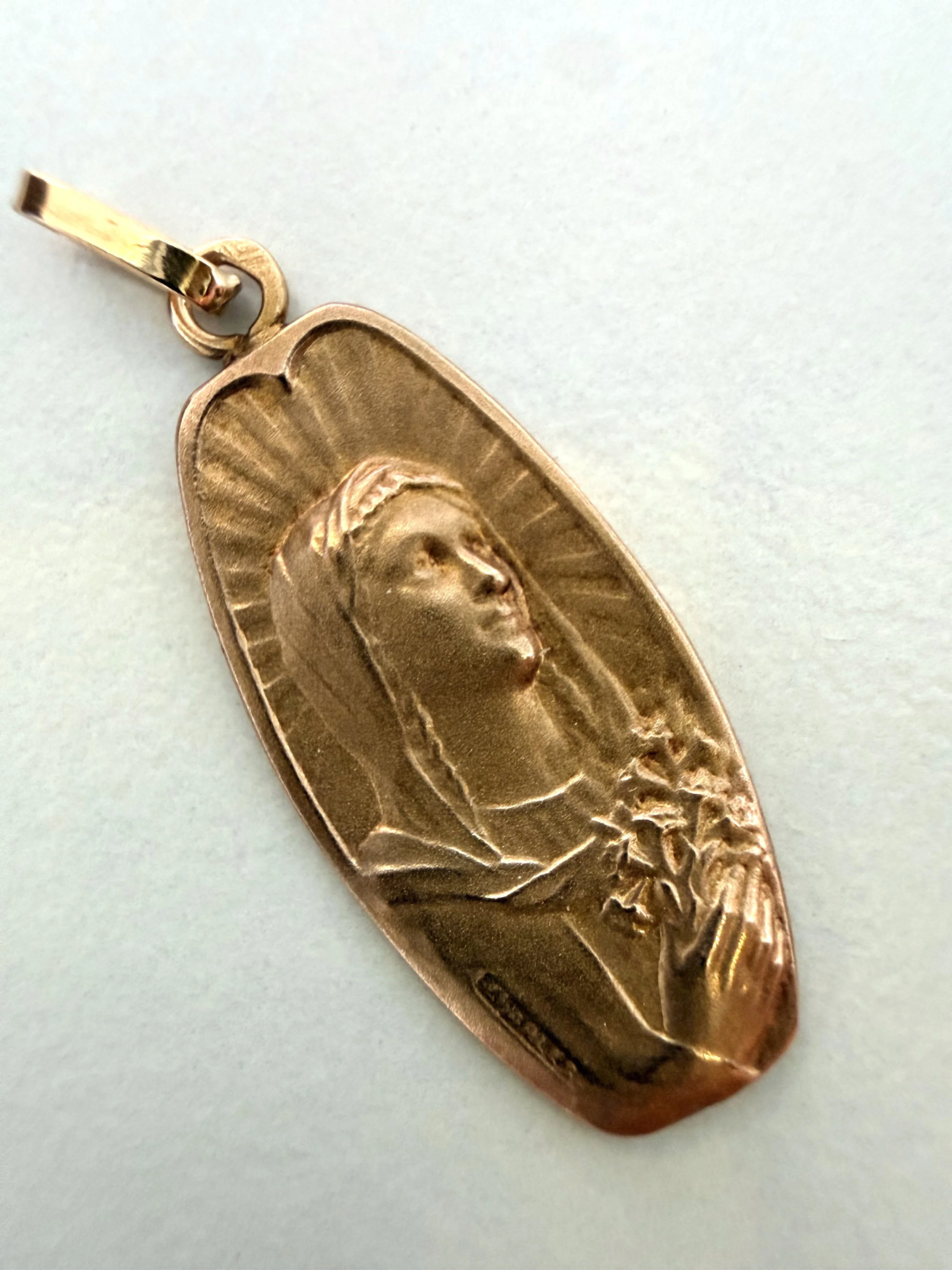 Ravissante médaille ancienne de la vierge en or rose de forme oblong