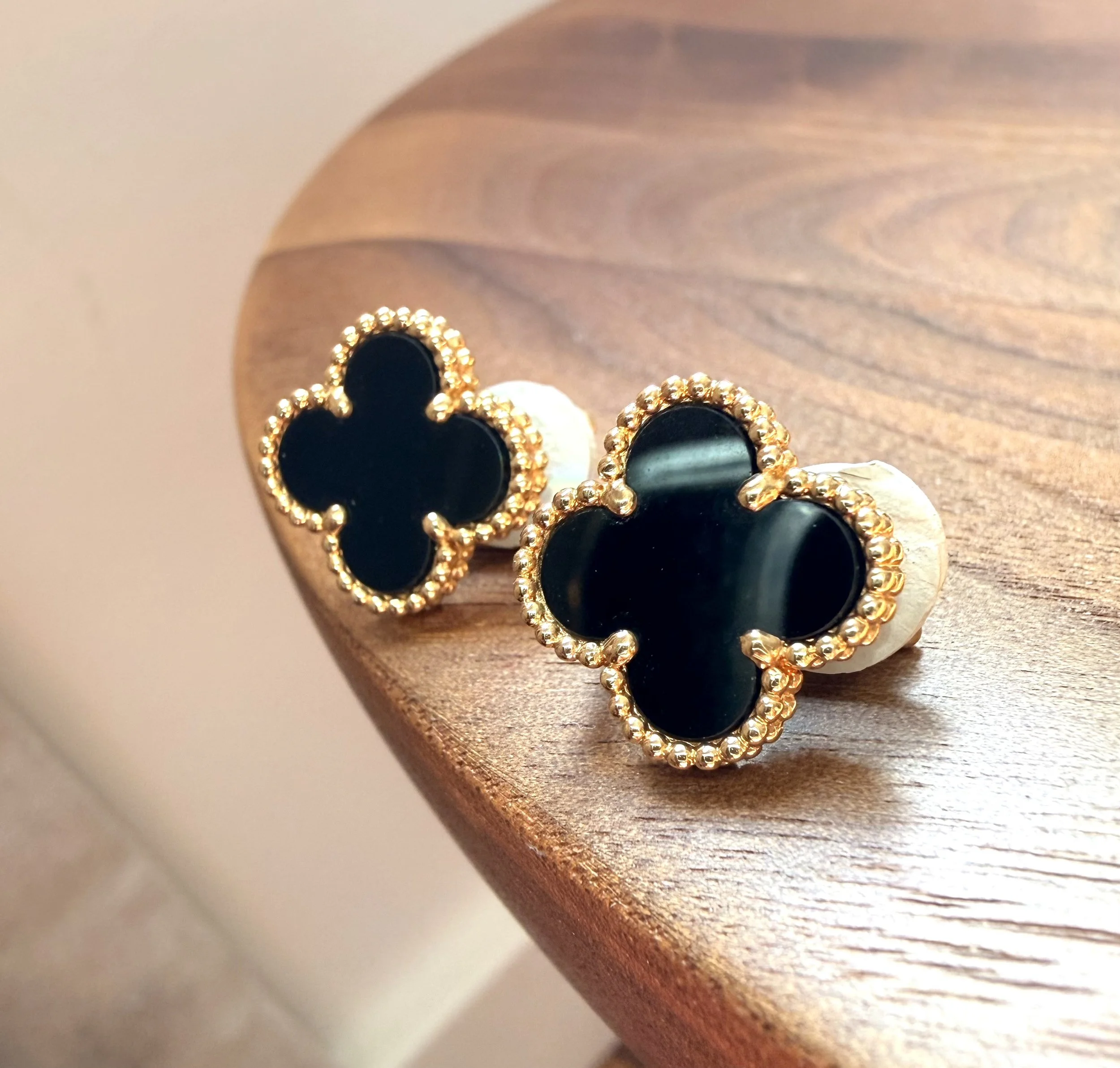 ADR3055-Boucles-doreilles-or-jaune-onyx-gold-earrings-alhambra-vancleefarpels-VCA15.jpeg