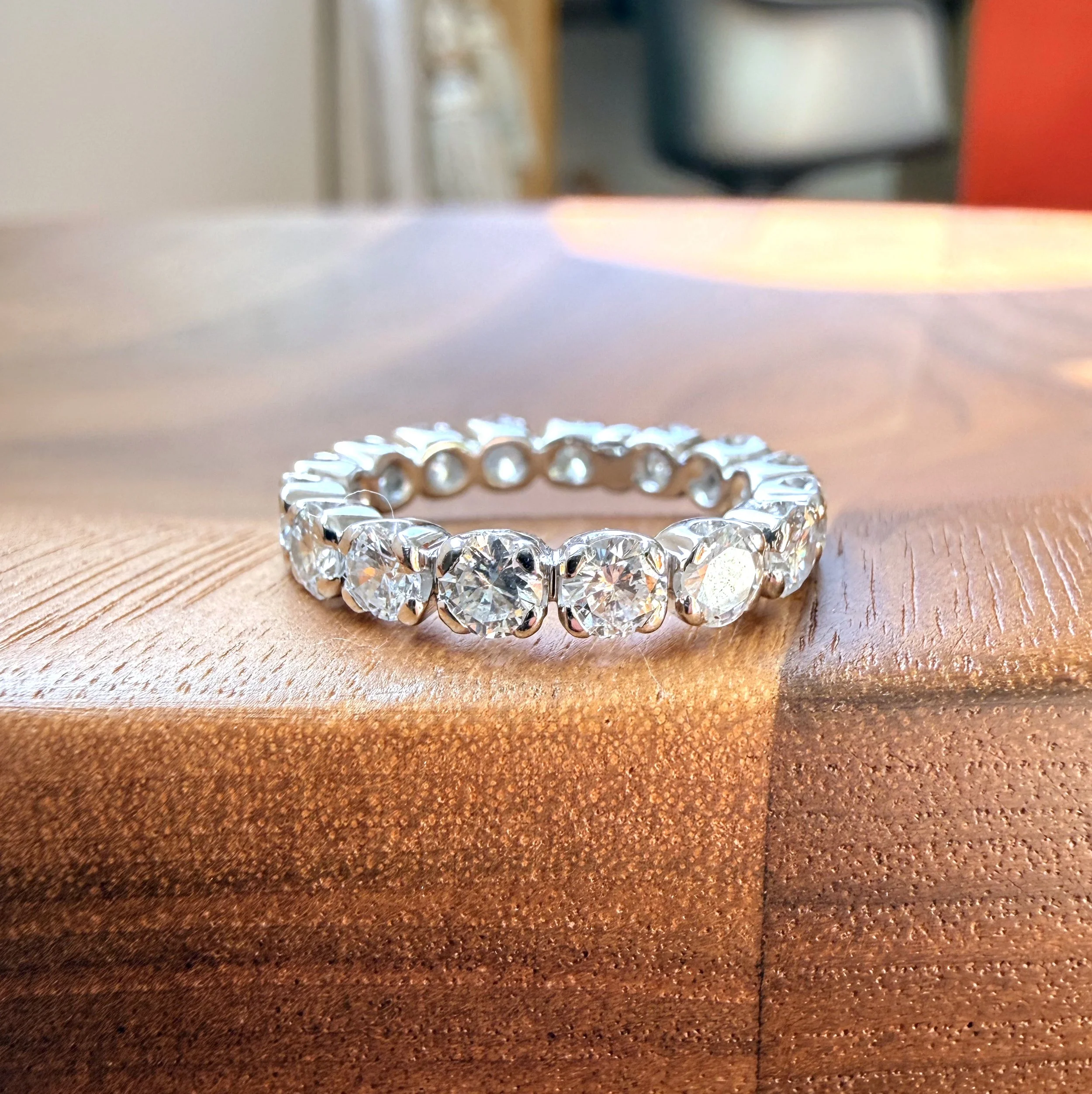 ADR3100_Alliance-or-blanc-diamants-diamond-ring-eternity-americaine-mariage5.jpeg