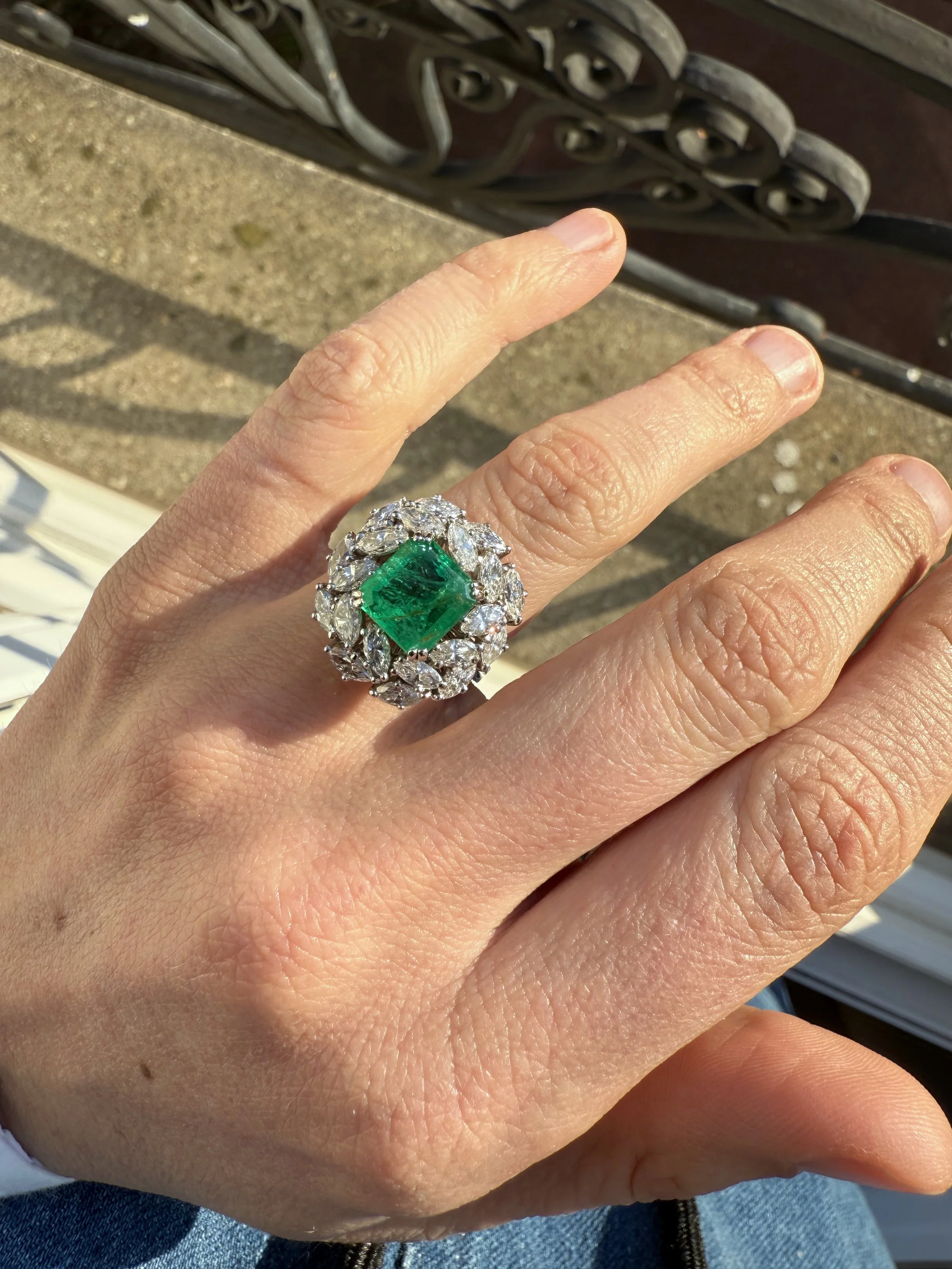 ADR2766-Bague-ancienne-vintage-emeraude-entourage-diamants-navette-rare-unique-castafiore-jewelry-special-bijoux-anciens-paris7.jpeg
