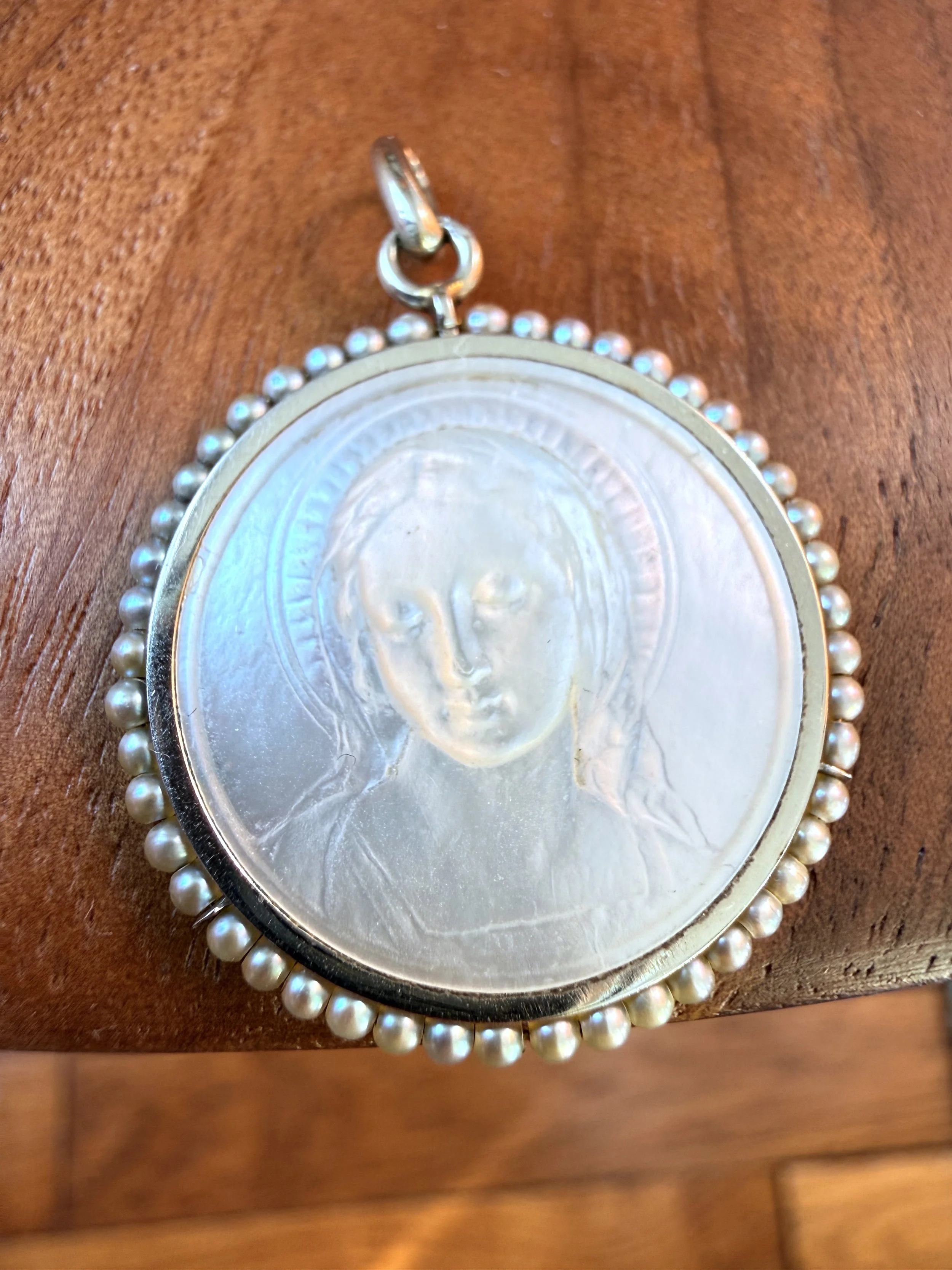 Ravissante médaille en or blanc, nacre et perles supposées fines représentant la vierge Marie