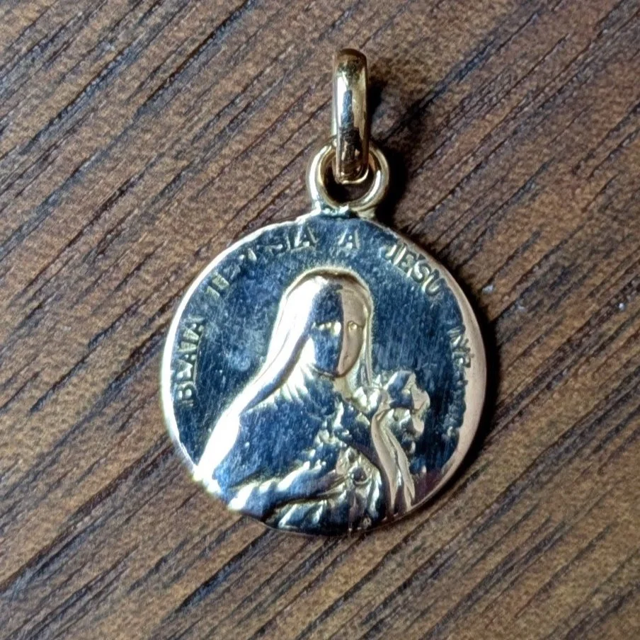 Médaille ancienne en or rose double face représentant Ste Thérèse d'Avila et une pluie de roses