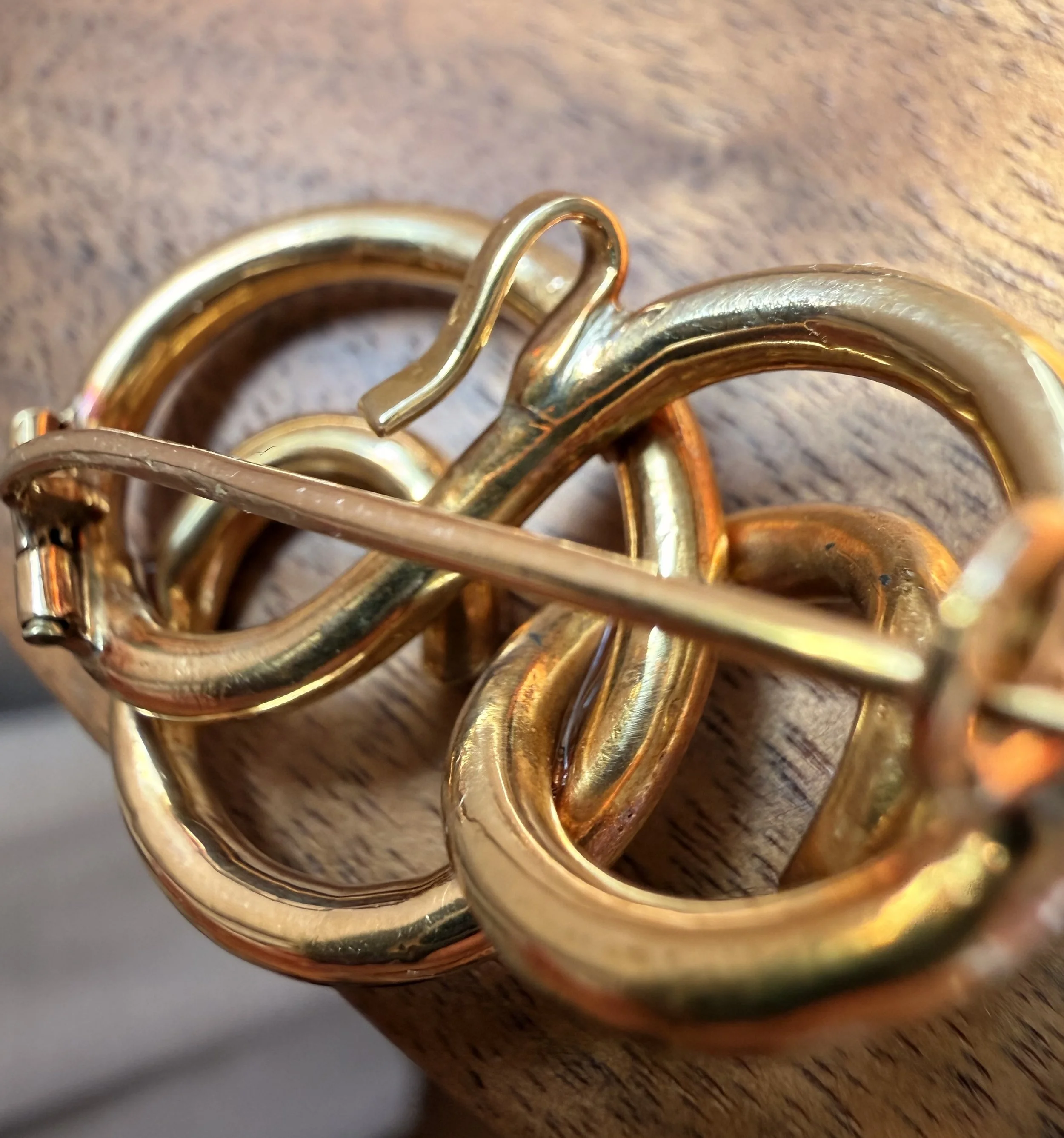 ADR3034-pendentif-collier-broche-or-jaune-volutes5.jpeg