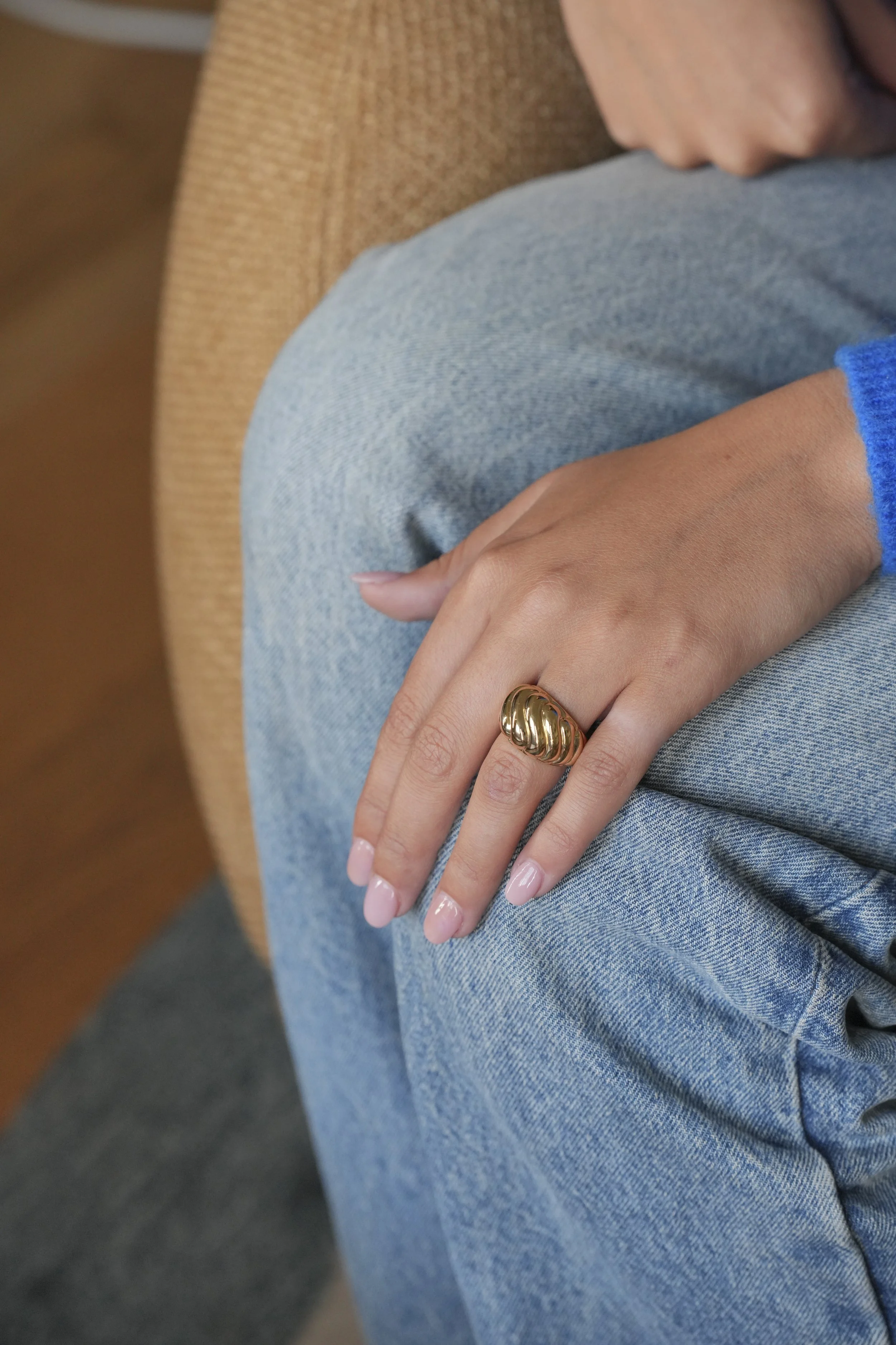 ADR2830-bague-VCA-or-jaune-wave-cadeau-naissance-anniversaire (1).jpg