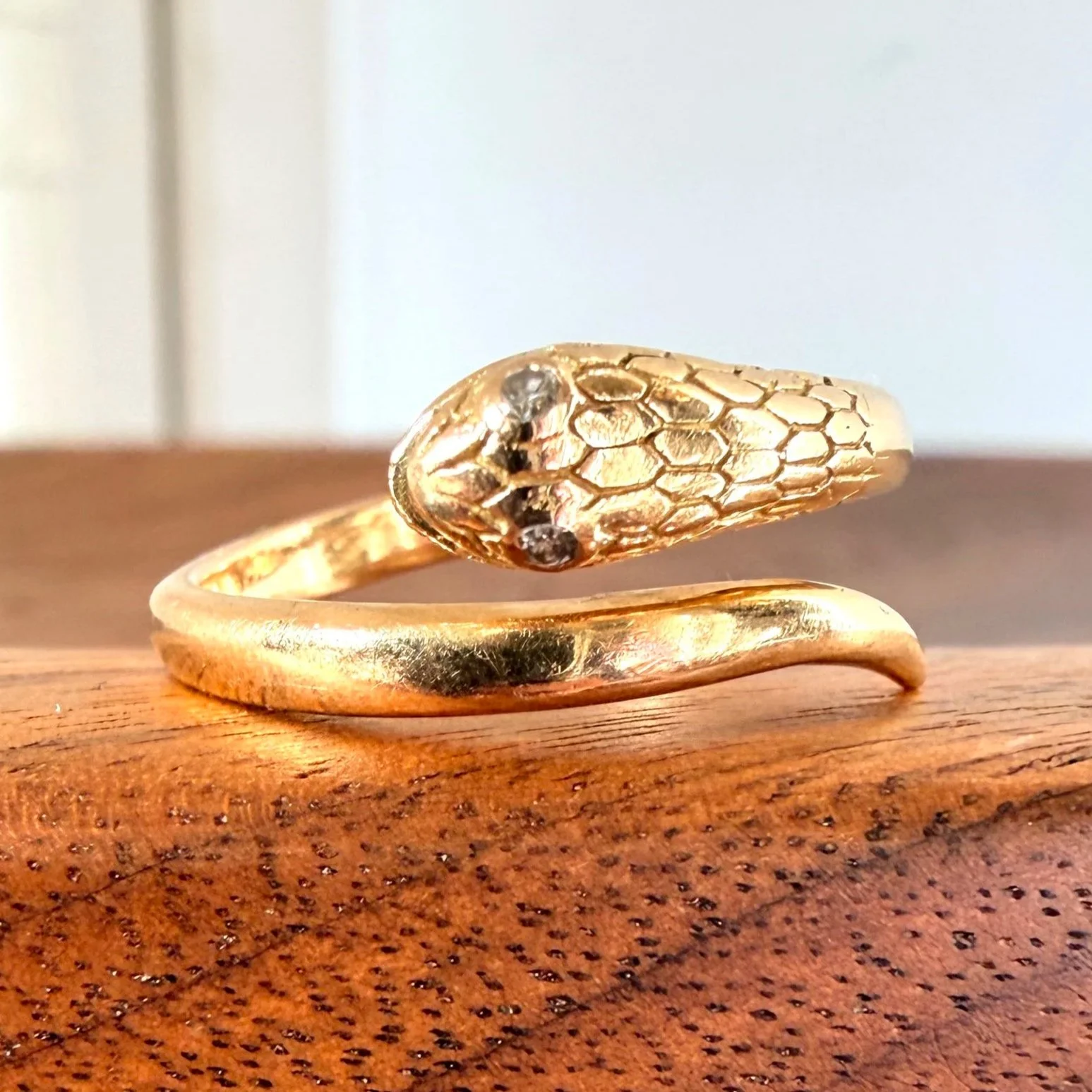 "L’Envoûtante" Bague vintage en or jaune et petits diamants, représentant un serpent