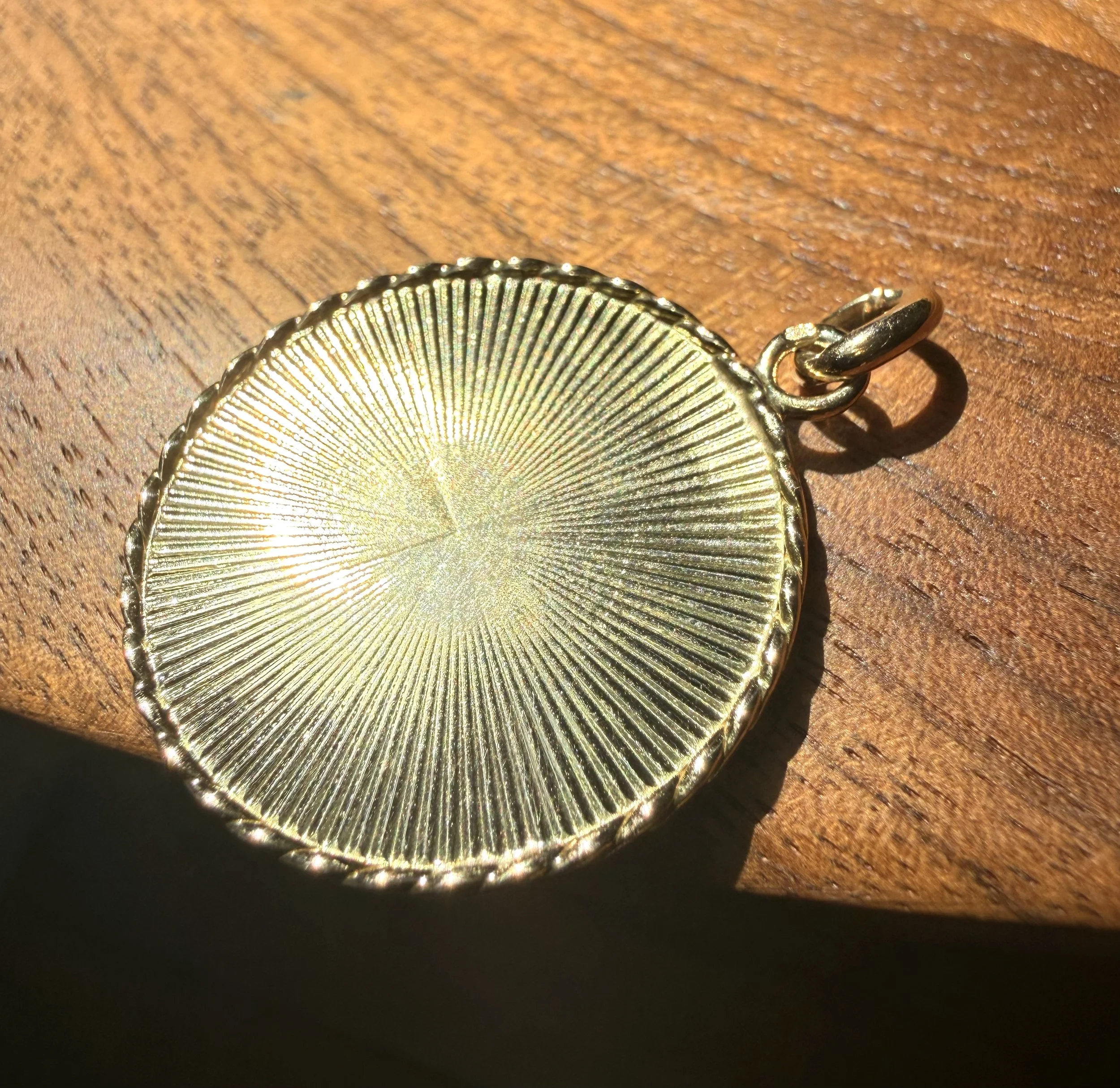 ADR2959-Pendentif-signe-astro-rayonnant-or-jaune-gold-pendant2.jpeg