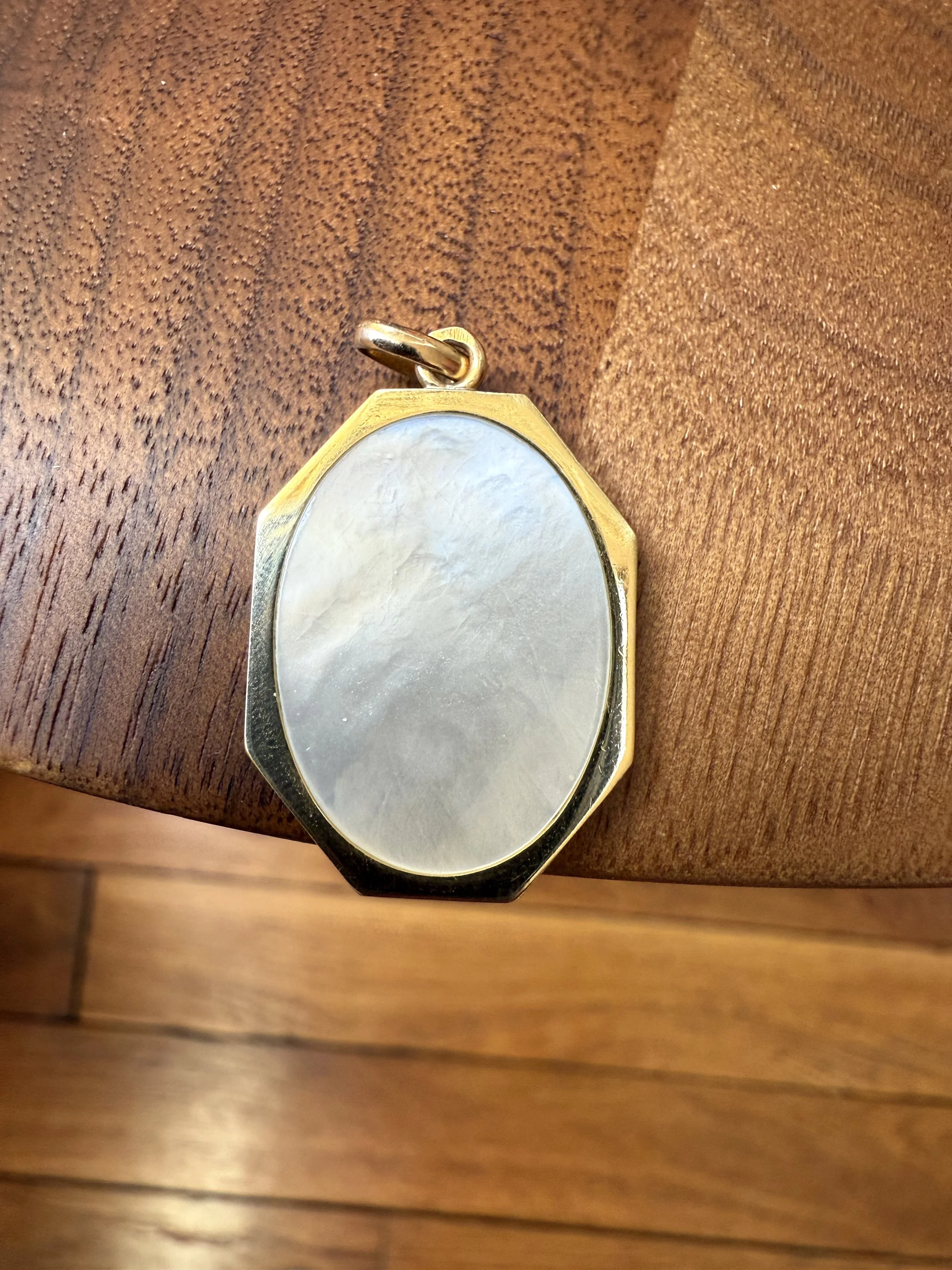 ADR2828-medaille-vierge-marie-or-jaune-nacre1.jpeg