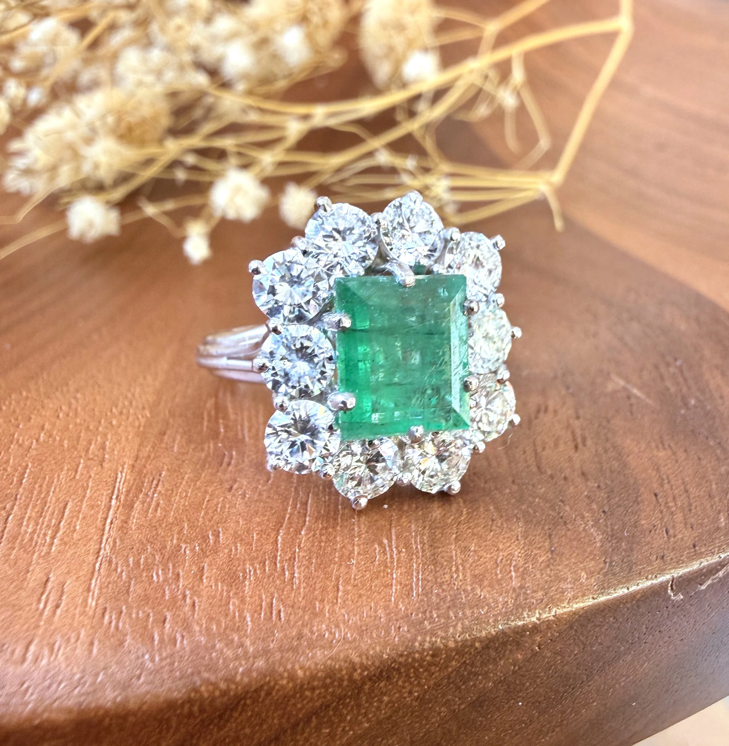 ADR3020-Bague-rectangulaire-marguerite-rare-vintage-emeraude-emerald-bague-mariage-anniversaire-aniversary-paris-french-estate5.jpeg